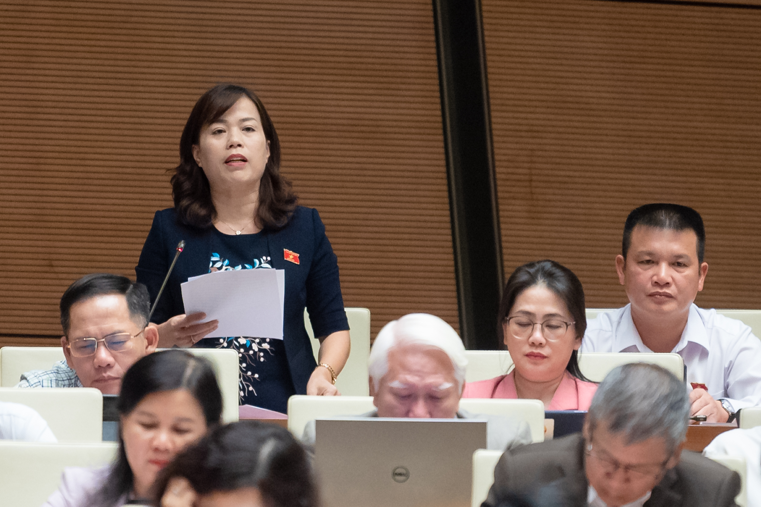 Đại biểu L&yacute; Thị Lan, đo&agrave;n H&agrave; Giang, ph&aacute;t biểu thảo luận tại hội trường chiều ng&agrave;y 1/11/2023.