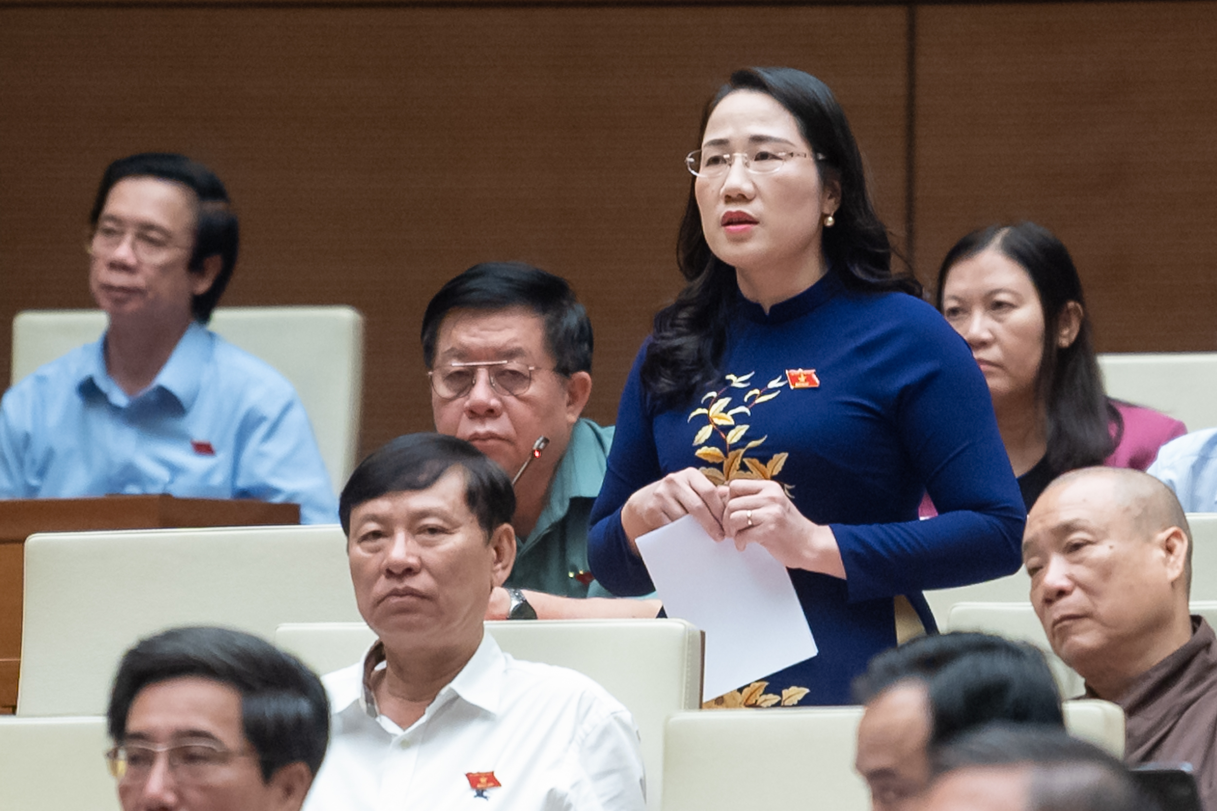 Đại biểu Nguyễn Thị Thủy, đo&agrave;n Bắc Kạn ph&aacute;t biểu thảo luận tại hội trường s&aacute;ng ng&agrave;y 1/11/2023 .