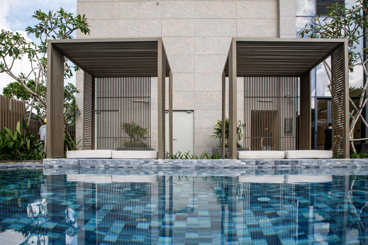 Khu vực sun lounge tắm nắng chuẩn Marriott b&ecirc;n cạnh hồ bơi.