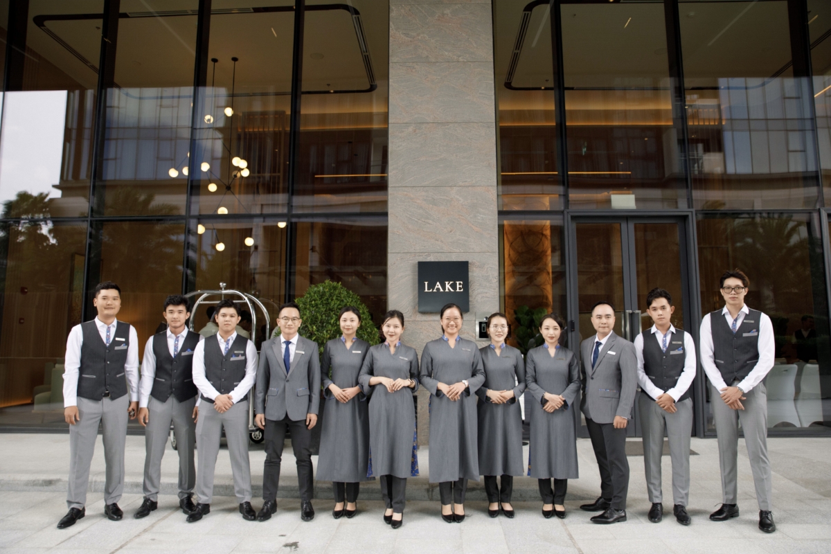 Đội ngũ quản gia Marriott đ&atilde; ho&agrave;n tất chương tr&igrave;nh đ&agrave;o tạo, sẵn s&agrave;ng đ&oacute;n c&aacute;c chủ nh&acirc;n đầu ti&ecirc;n của căn hộ h&agrave;ng hiệu Marriott Resdiences tại Grand Marina, Saigon.