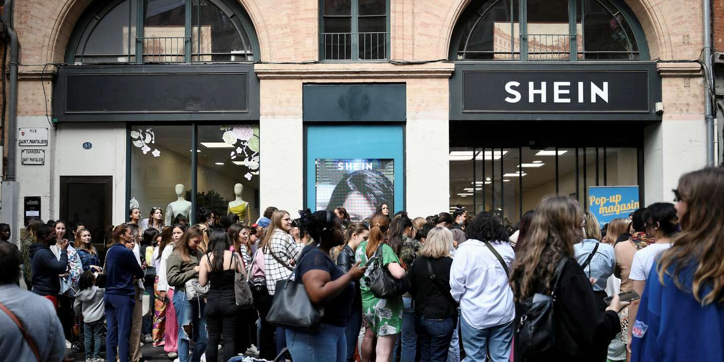 Quang cảnh b&ecirc;n ngo&agrave;i&nbsp;cửa h&agrave;ng pop-up của Shein tại Marais, trung t&acirc;m Paris hồi th&aacute;ng 5 vừa qua.