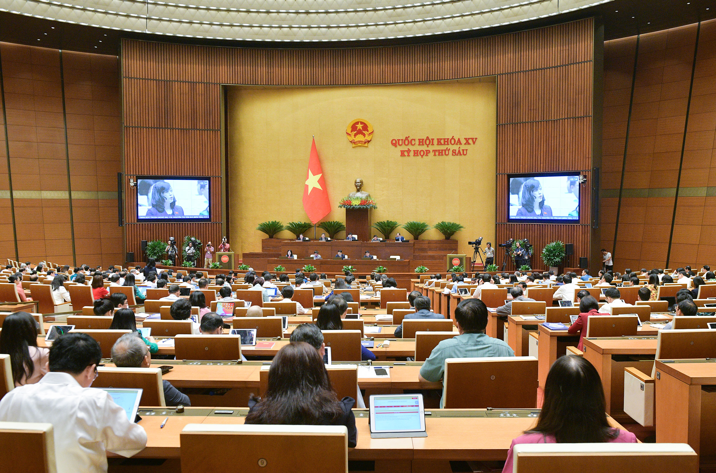 Toàn cảnh phiên thảo luận sáng 1/11. Ảnh - Quochoi.vn.