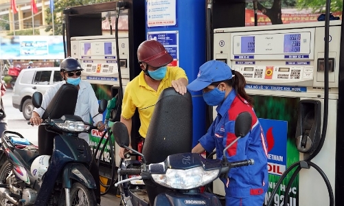 Giá xăng dầu tăng giảm trái chiều