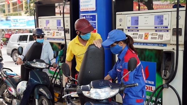 Giá xăng dầu tăng giảm trái chiều