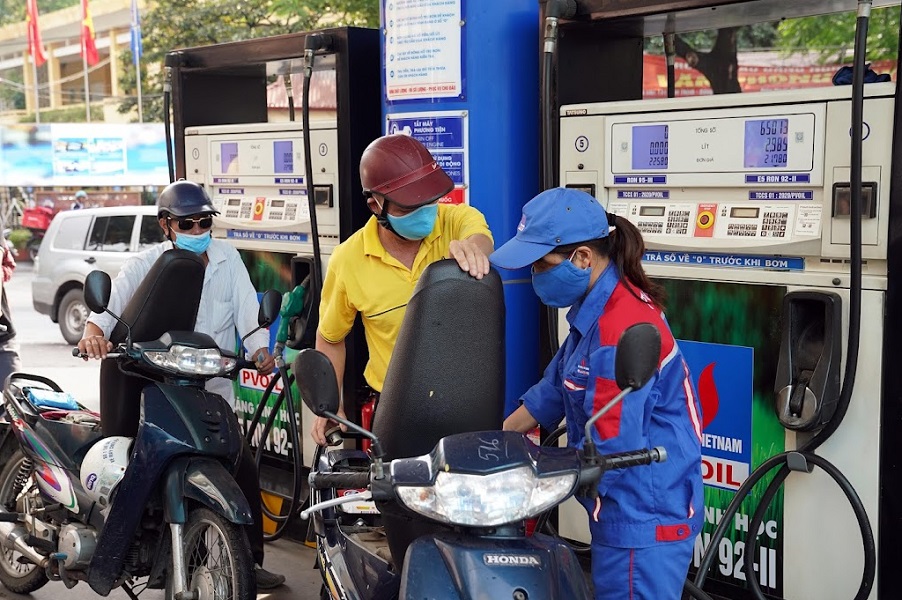 Giá xăng E5RON92 tăng 249 đồng/lít, xăng RON95-III tăng 416 đồng/lít từ chiều ngày 1/11/2023.