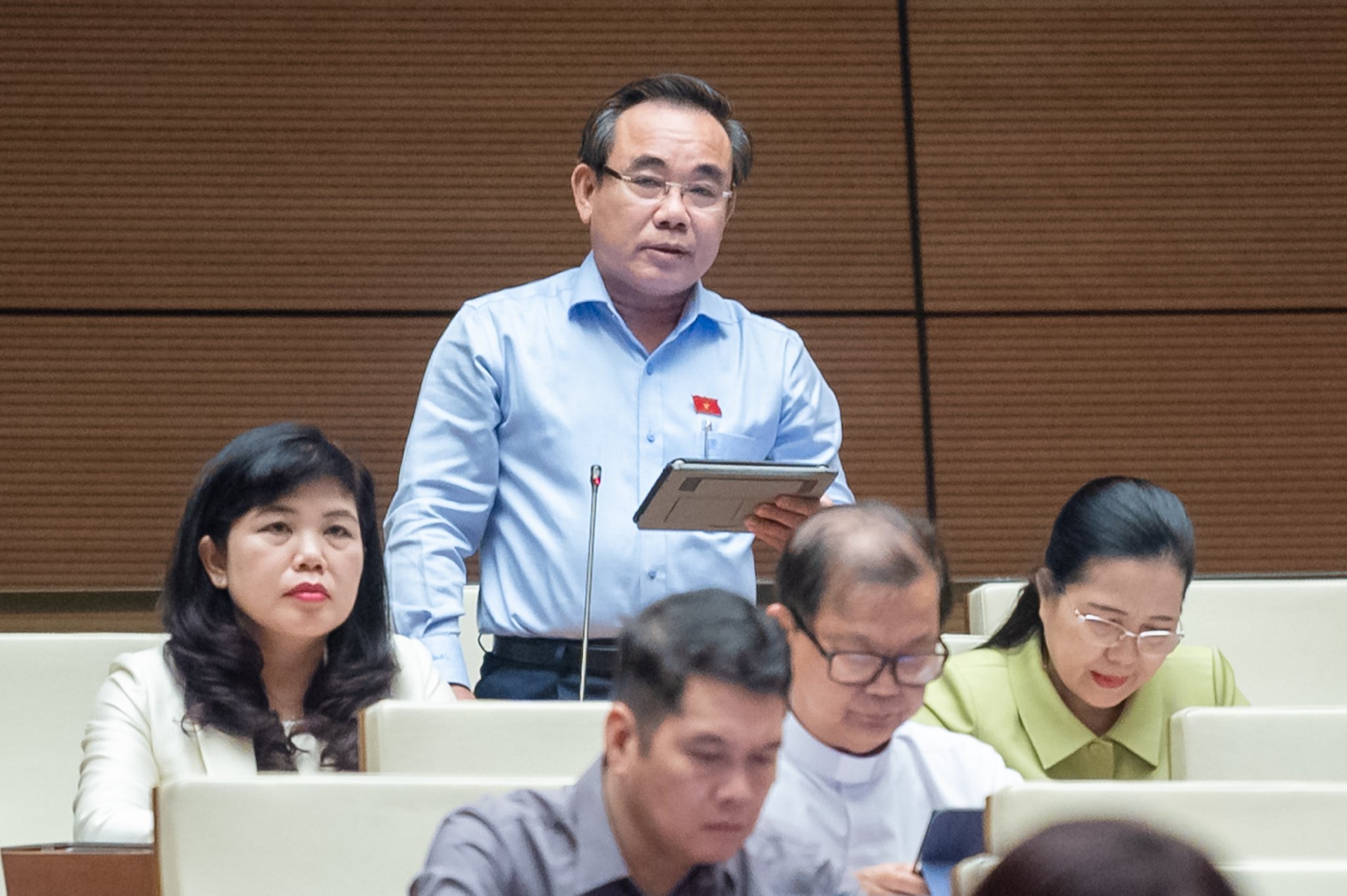 Đại biểu Lê Hữu Trí, Đoàn Đại biểu Quốc hội tỉnh Khánh Hòa, lưu ý cần có cơ chế kiểm soát chặt chẽ nhằm bảo đảm công tác đầu tư công đúng mục đích, đạt hiệu quả, ngăn chặn tình trạng lợi dụng đầu tư công để trục lợi.
