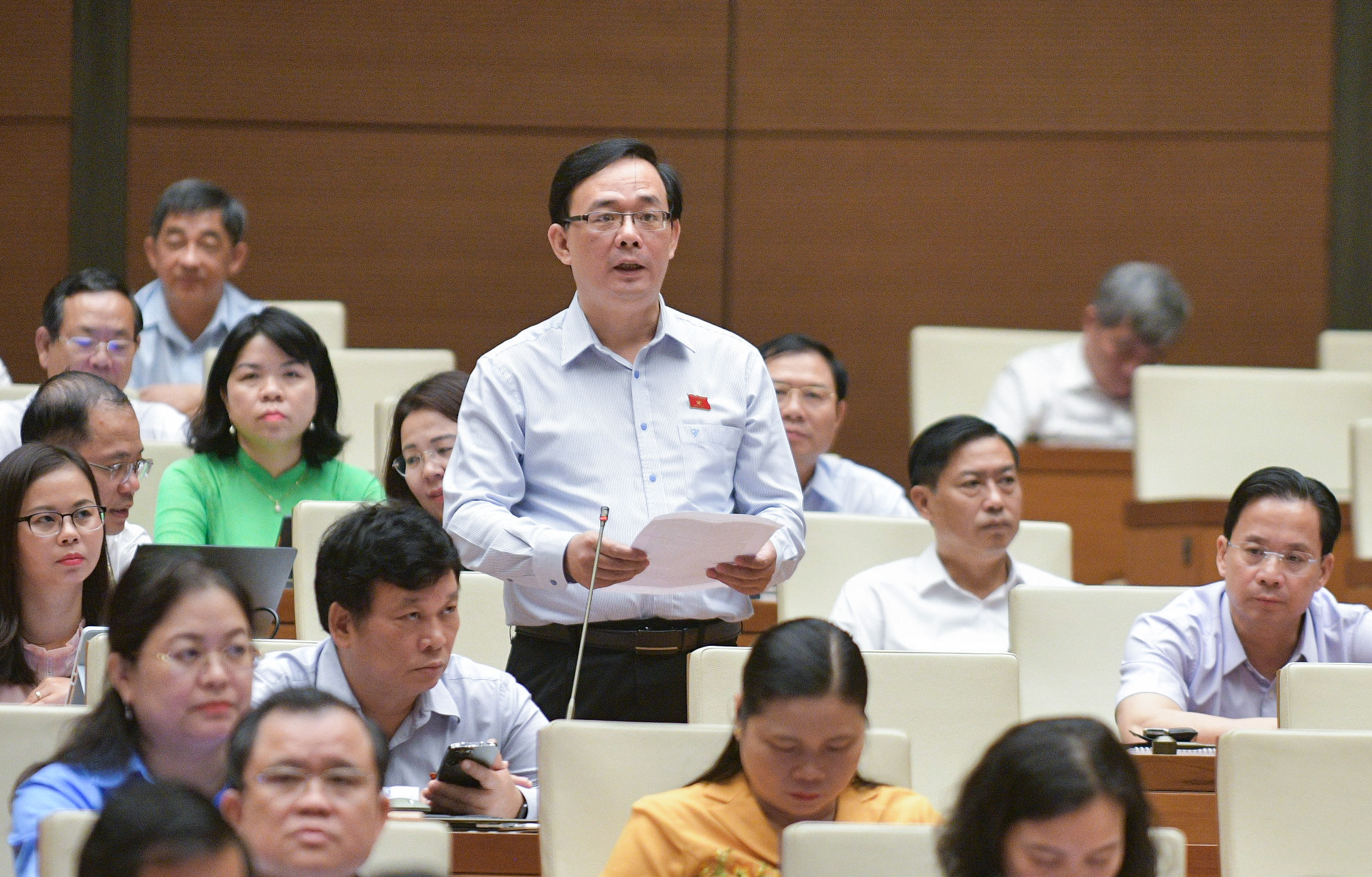 Đại biểu Triệu Quang Huy, Đoàn Đại biểu Quốc hội tỉnh Lạng Sơn nêu rõ công tác chuẩn bị đầu tư, giao kế hoạch đầu tư hàng năm còn chậm và thiếu chủ động, dẫn tới tình trạng vốn chờ dự án.