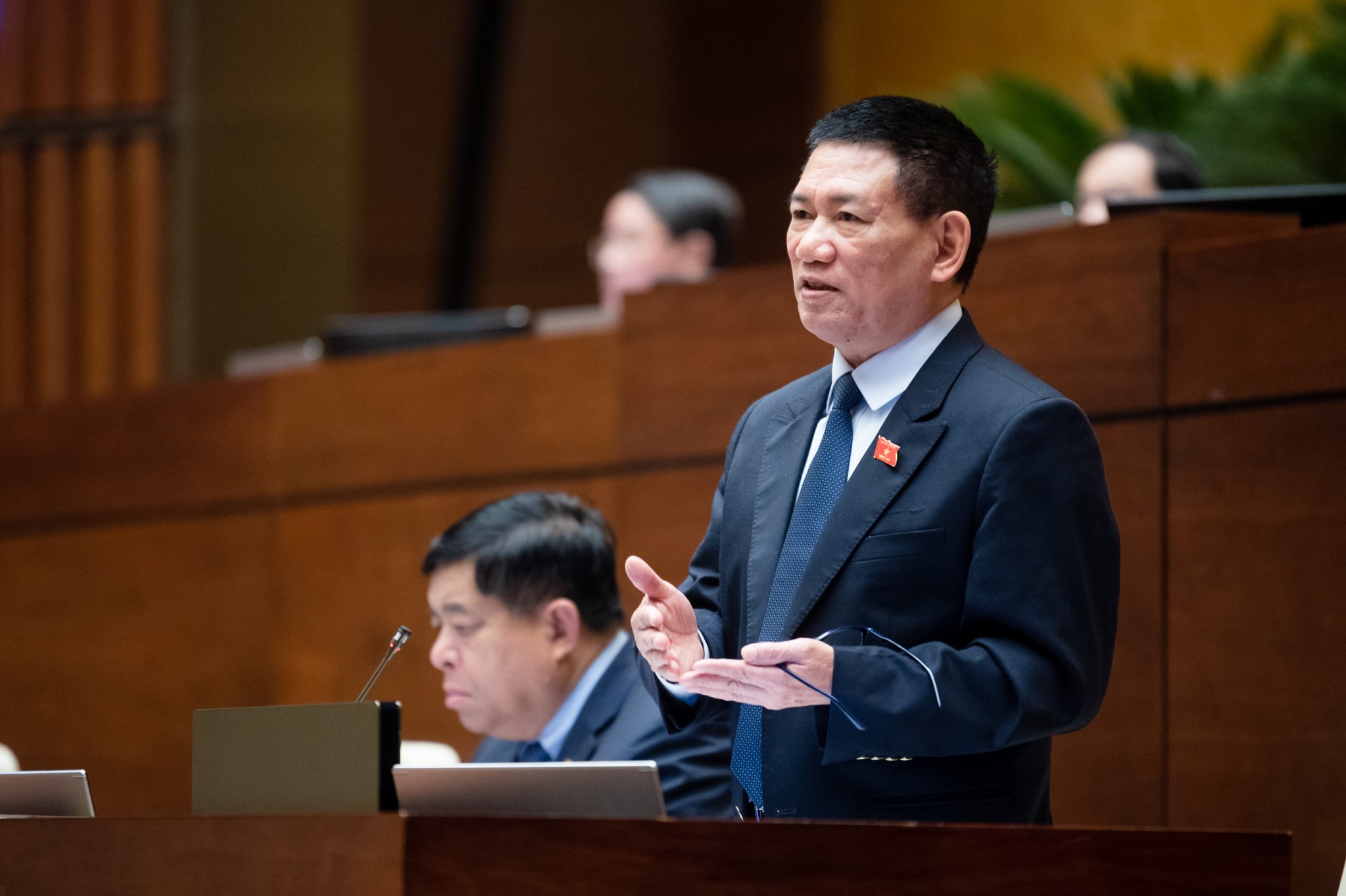 Bộ trưởng Bộ Tài chính Hồ Đức Phớc giải trình vấn đề đại biểu quan tâm về vấn đề ngân sách, hoàn thuế giá trị gia tăng.