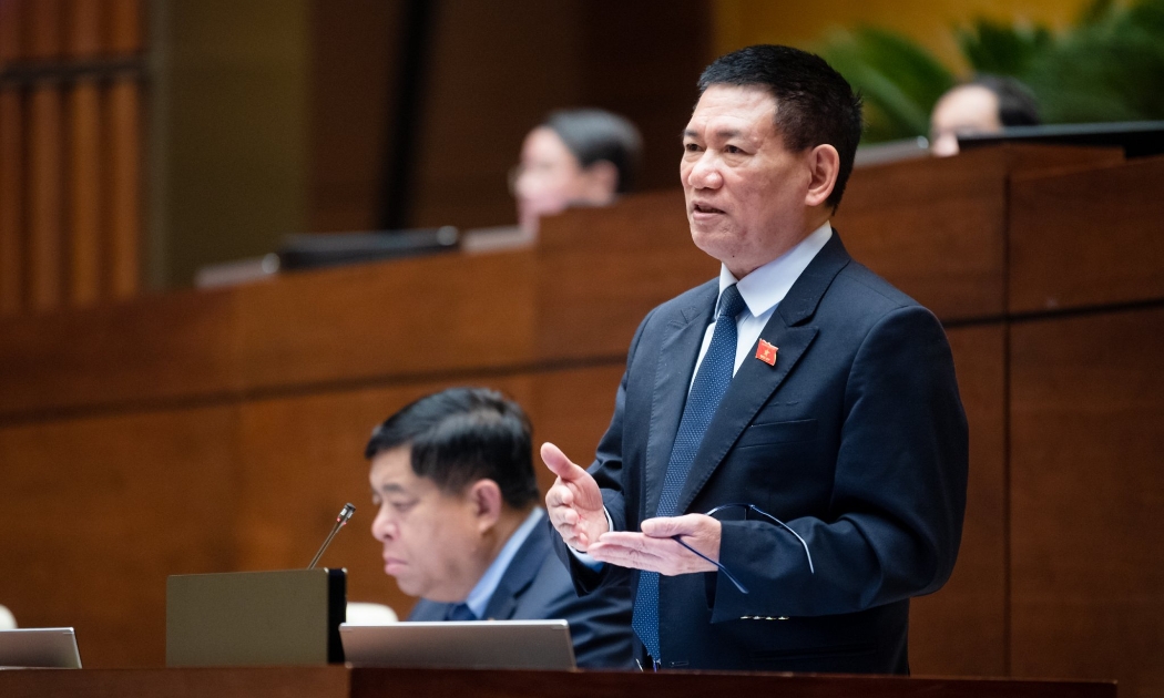 Bộ trưởng Bộ Tài chính Hồ Đức Phớc giải trình vấn đề đại biểu quan tâm về vấn đề ngân sách, hoàn thuế giá trị gia tăng.