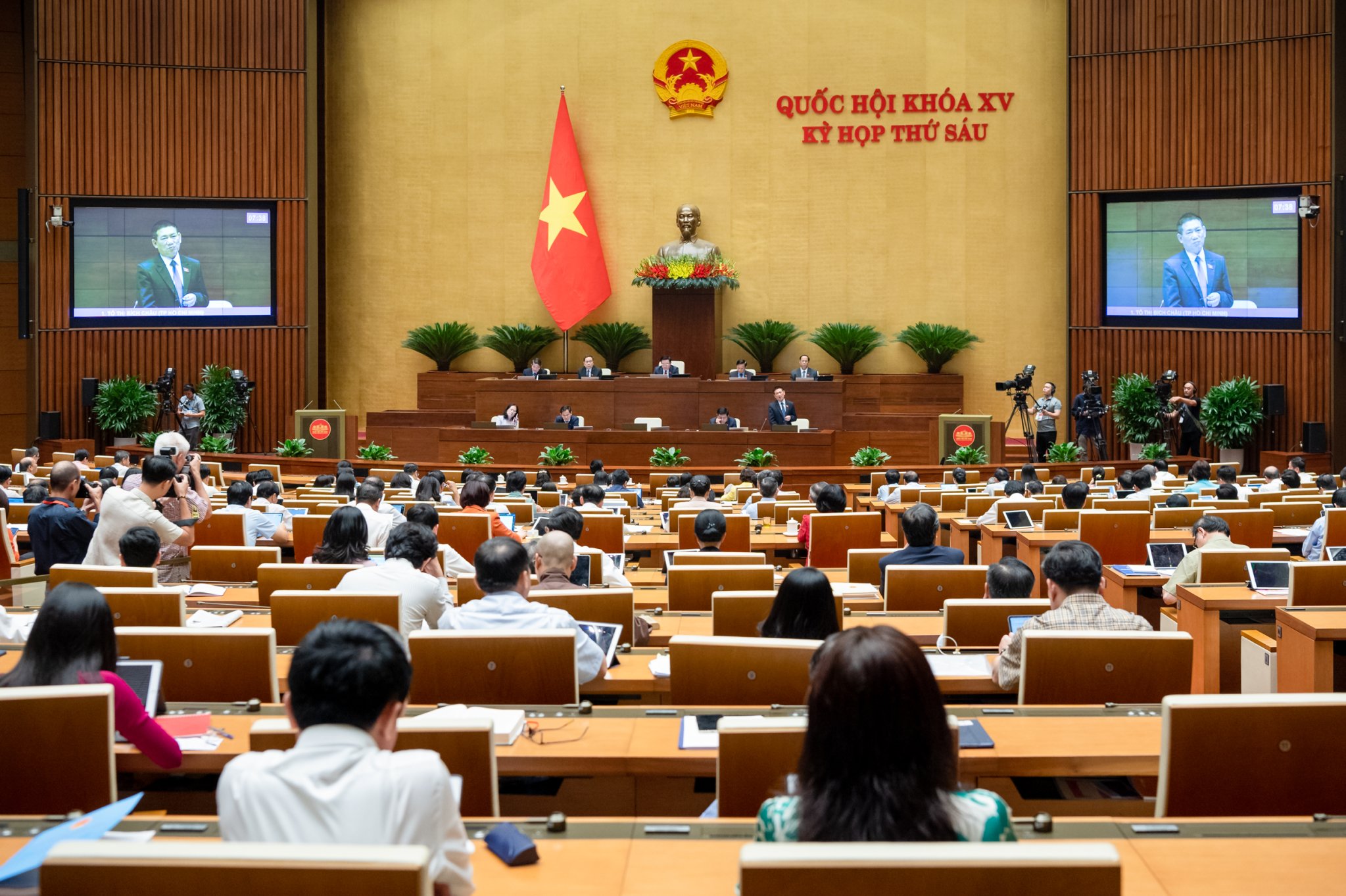 Phi&ecirc;n thảo luận ở hội trường ng&agrave;y 2/11.