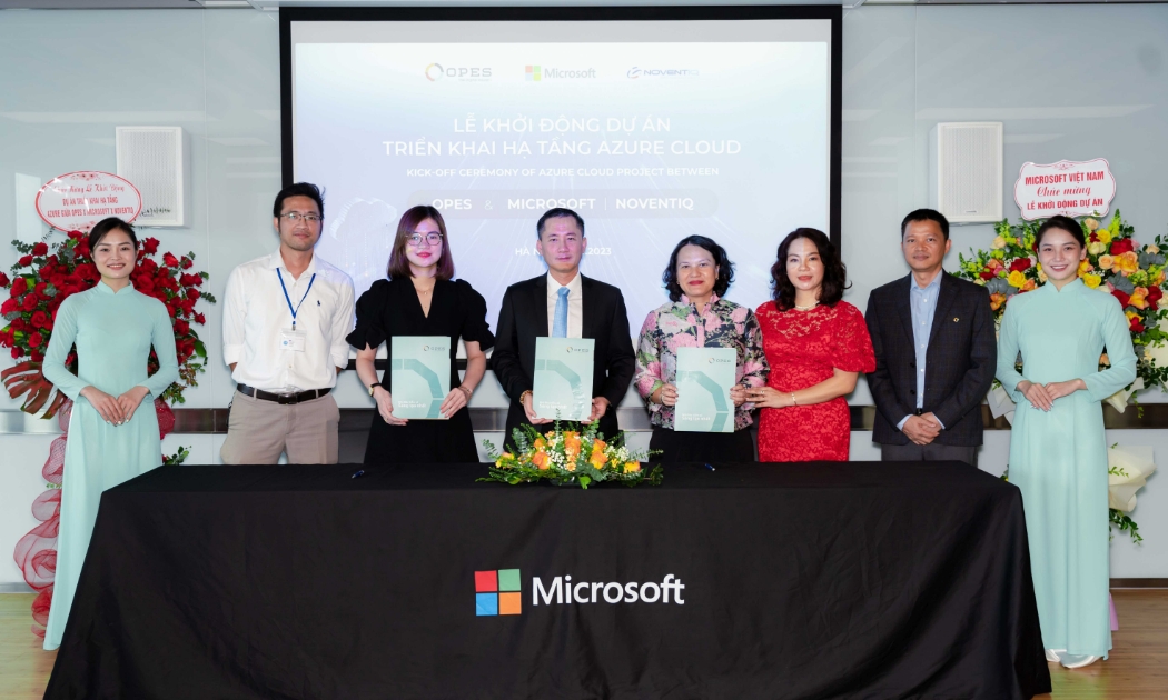 Đại diện OPES và Microsoft ký hợp đồng và cắt băng khởi động Dự án hạ tầng Azure Cloud.
