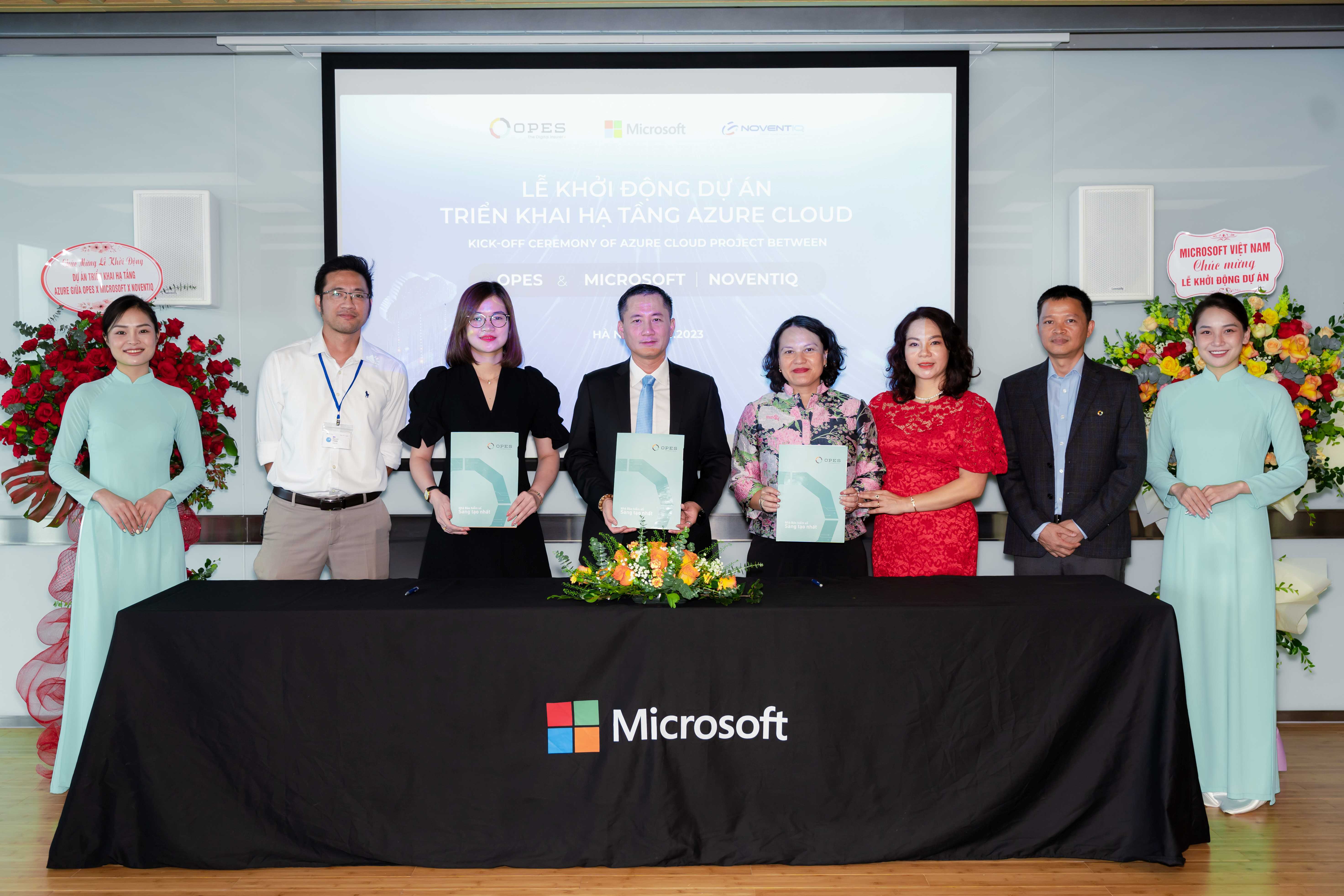 Đại diện OPES và Microsoft ký hợp đồng và cắt băng khởi động Dự án hạ tầng Azure Cloud.