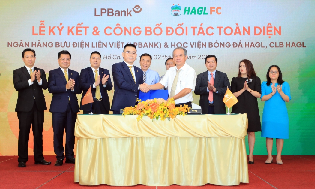 Đại diện LPBank và Học viện bóng đá HAGL, câu lạc bộ HAGL kết đối tác chiến toàn diện 