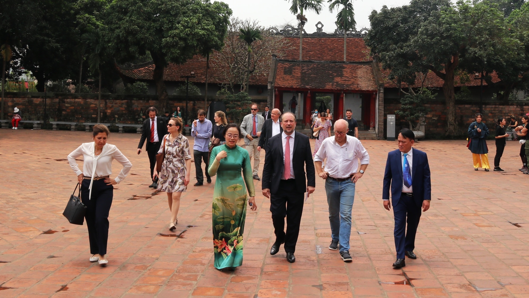 Di t&iacute;ch Văn Miếu - Quốc Tử Gi&aacute;m từng đ&oacute;n nhiều đo&agrave;n kh&aacute;ch nguy&ecirc;n thủ, doanh nh&acirc;n tới tham quan, l&agrave;m việc.