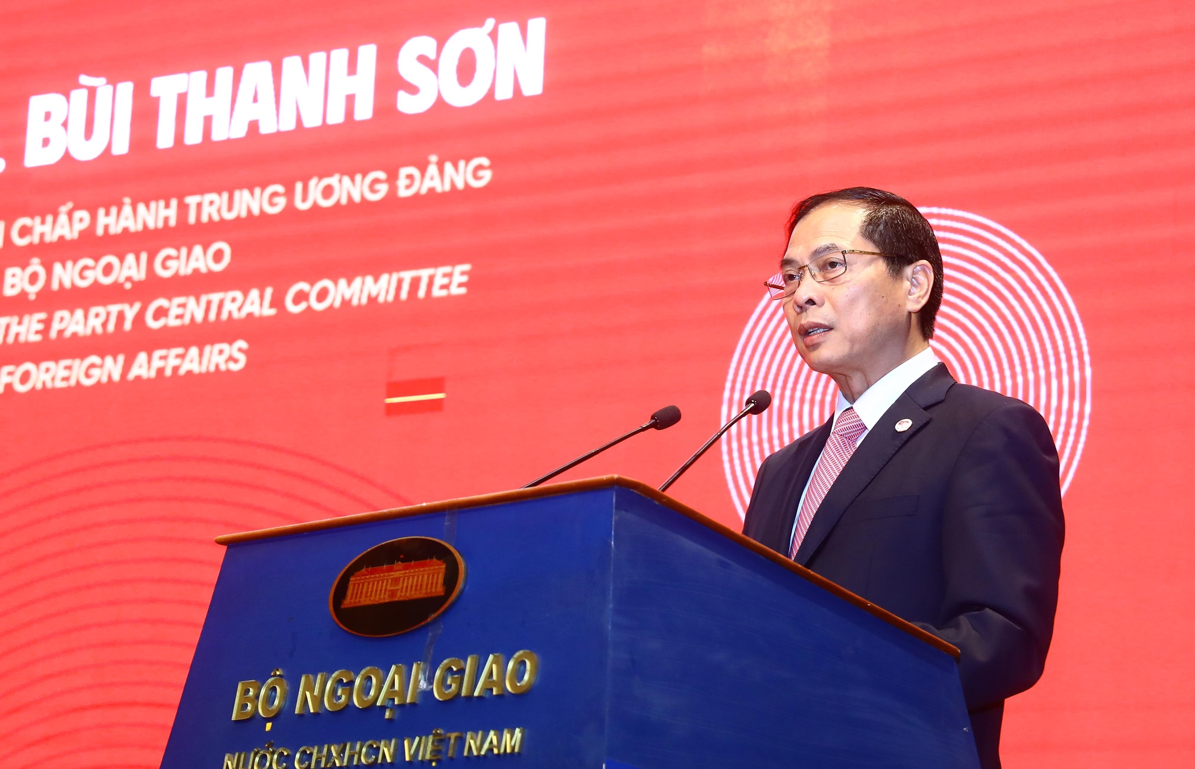 Minister of Foreign Affairs Bui Thanh Son delivering his opening remarks.