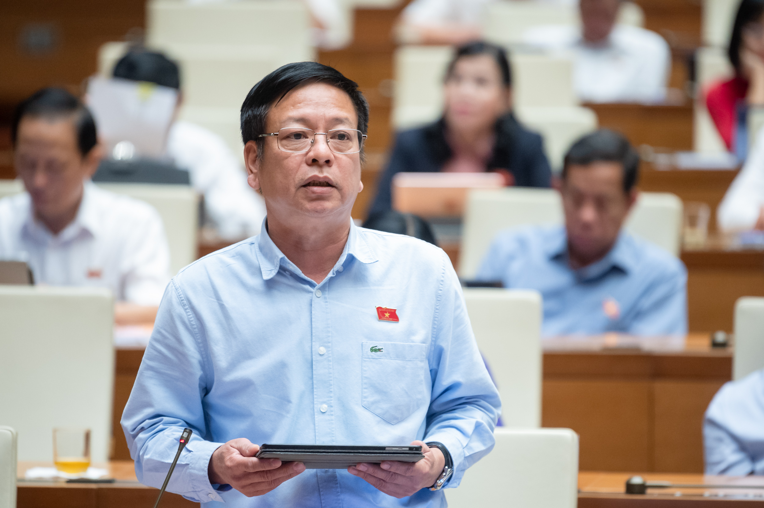 Đại biểu Nguyễn Trường Giang: Cần phải rất thận trọng bởi nếu như ch&uacute;ng ta sửa đổi kh&ocirc;ng nghi&ecirc;n cứu một c&aacute;ch thấu đ&aacute;o sẽ dẫn đến những vướng mắc kh&aacute;c sau khi luật c&oacute; hiệu lực.