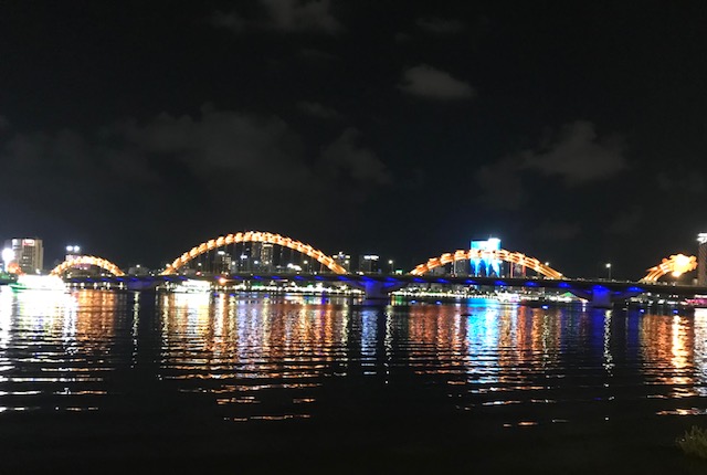 Sông Hàn nằm giữa trung tâm TP. Đà Nẵng. Ảnh Ngô Anh Văn.