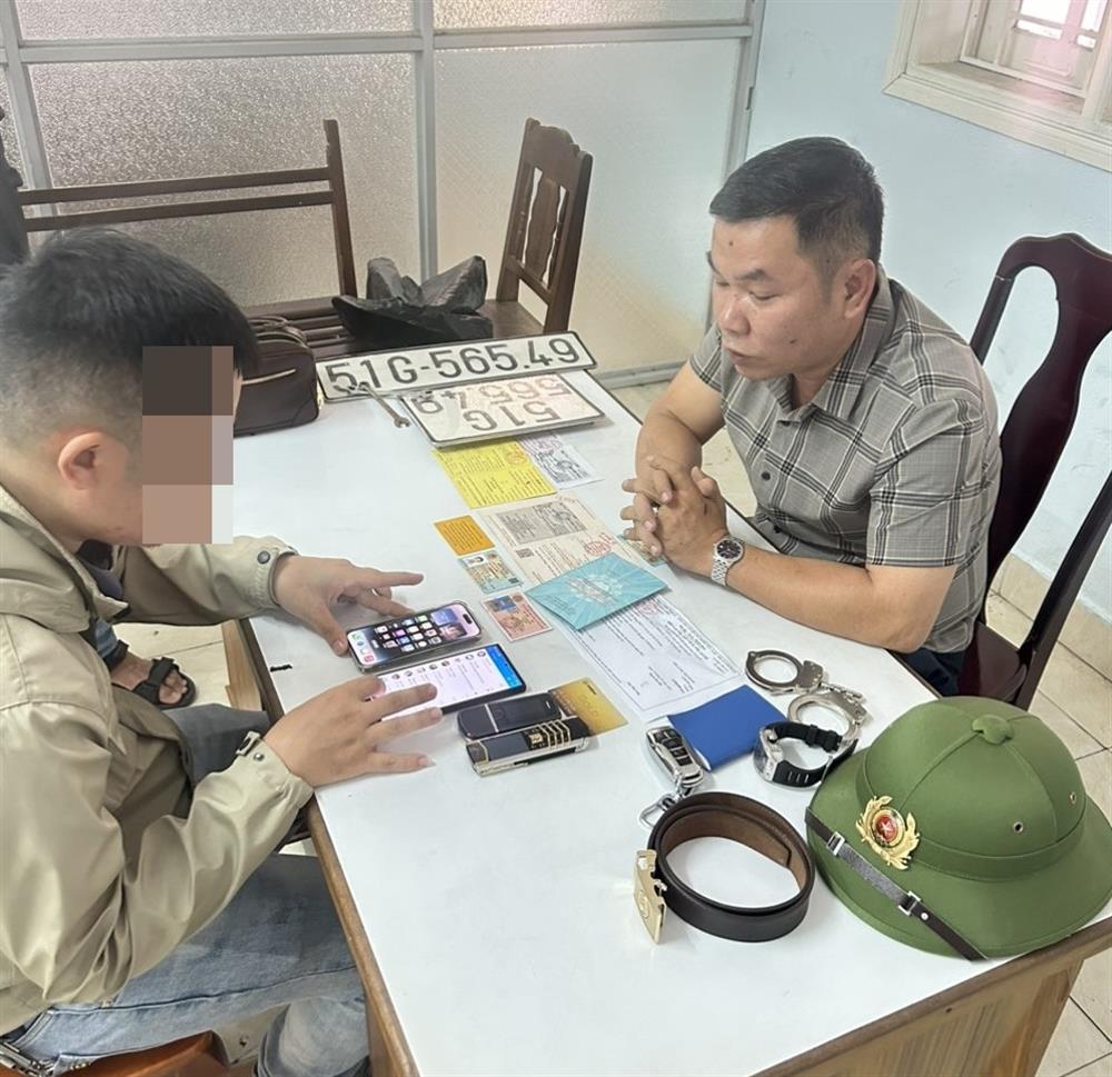 Đối tượng Lê Thừa Sơn tại cơ quan công an.