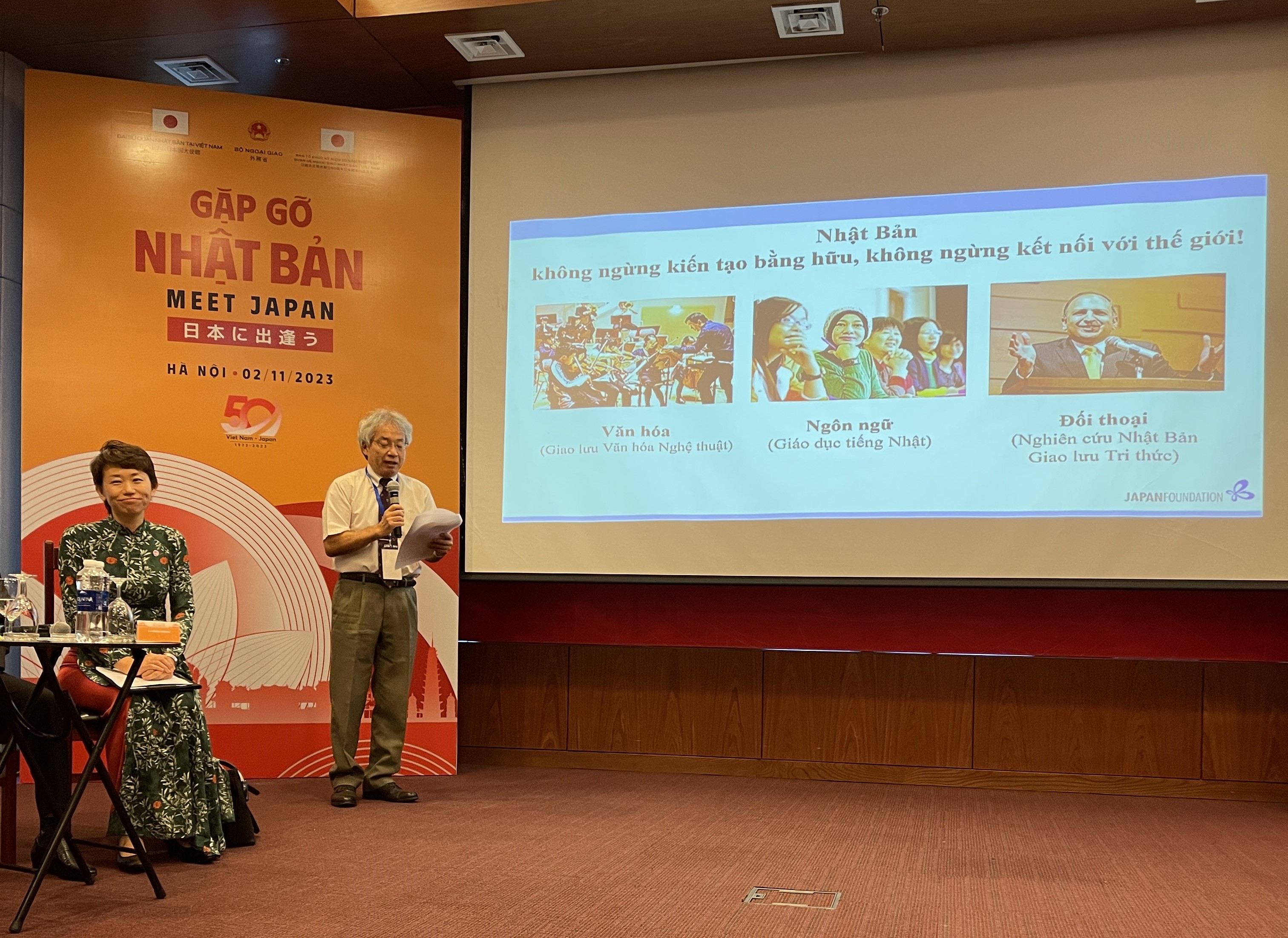 C&aacute;c đại biểu của ng&agrave;nh du lịch hai nước đ&atilde; c&oacute; những th&ocirc;ng tin v&agrave; đề xuất trong khu&ocirc;n khổ phi&ecirc;n họp chuy&ecirc;n đề của hội nghị.