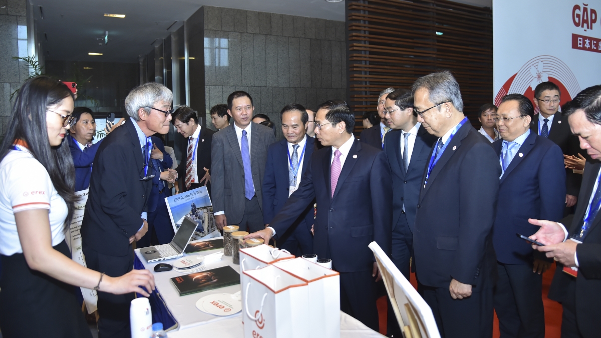C&aacute;c doanh nghiệp Nhật Bản tham dự sự kiện b&agrave;y tỏ mong muốn t&igrave;m kiếm được c&aacute;c đối t&aacute;c l&agrave; doanh nghiệp Việt Nam.&nbsp;Thứ trưởng Bộ Ngoại giao đề nghị c&aacute;c địa phương, doanh nghiệp Việt Nam v&agrave; c&aacute;c đối t&aacute;c Nhật Bản tận dụng thật tốt cơ hội kết nối, giao lưu để c&oacute; nhiều th&agrave;nh c&ocirc;ng trong hợp t&aacute;c thời gian tới.