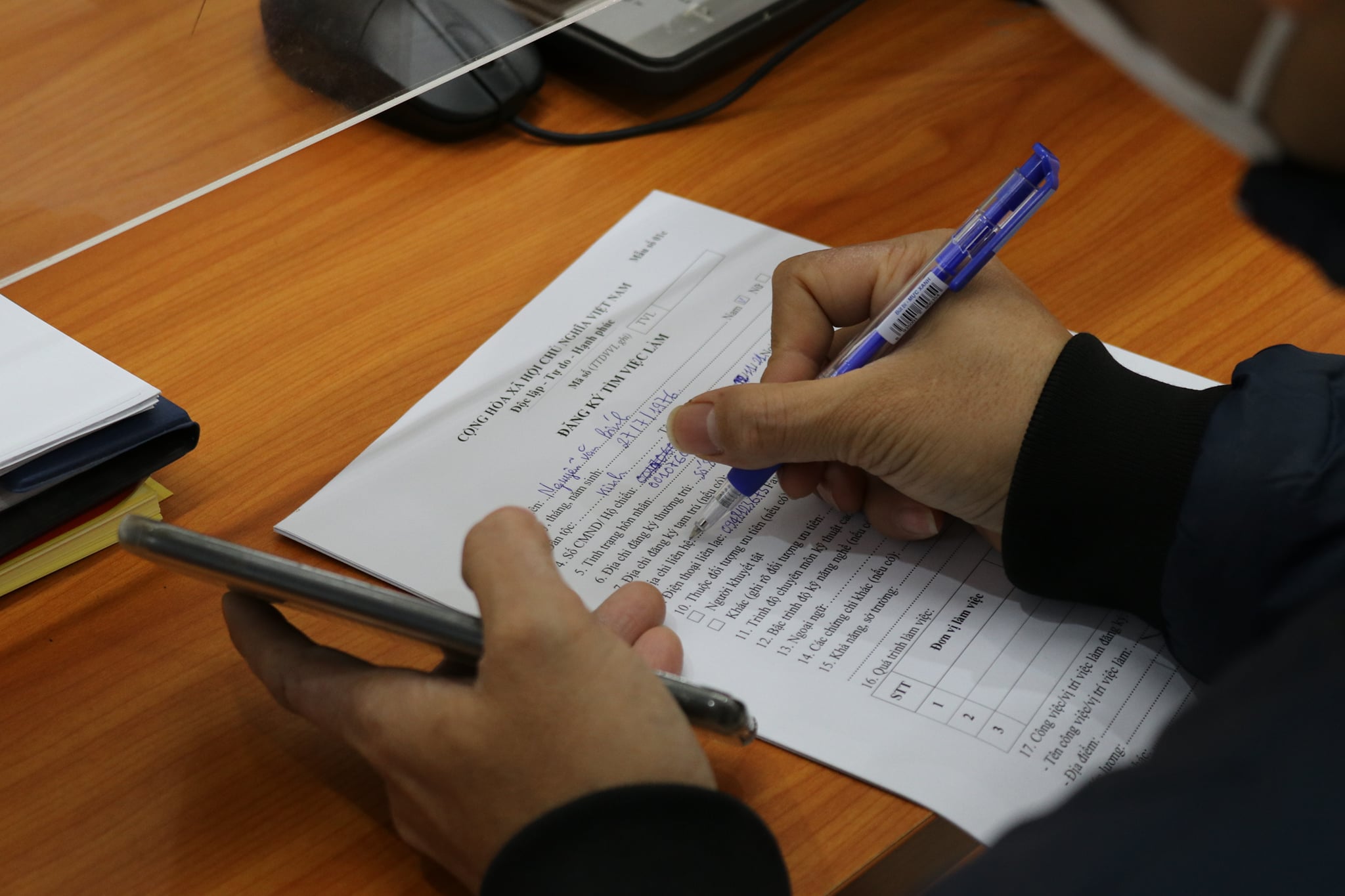 Người lao động đăng ký thông tin tìm kiếm việc làm. Ảnh - N.Dương.