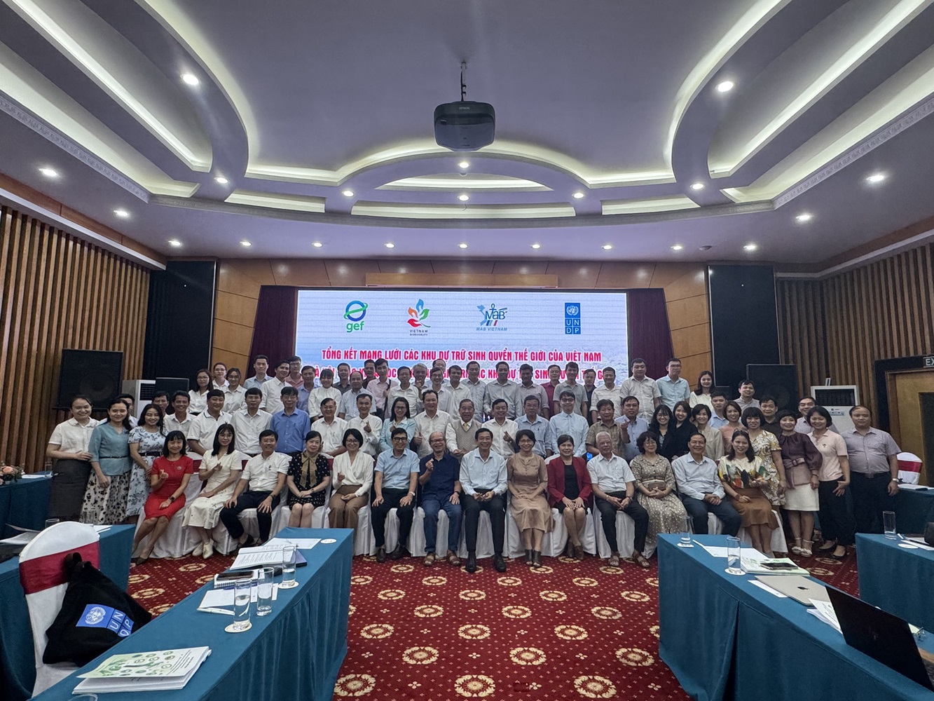 Các đại biểu chụp ảnh lưu niệm tại hội nghị.