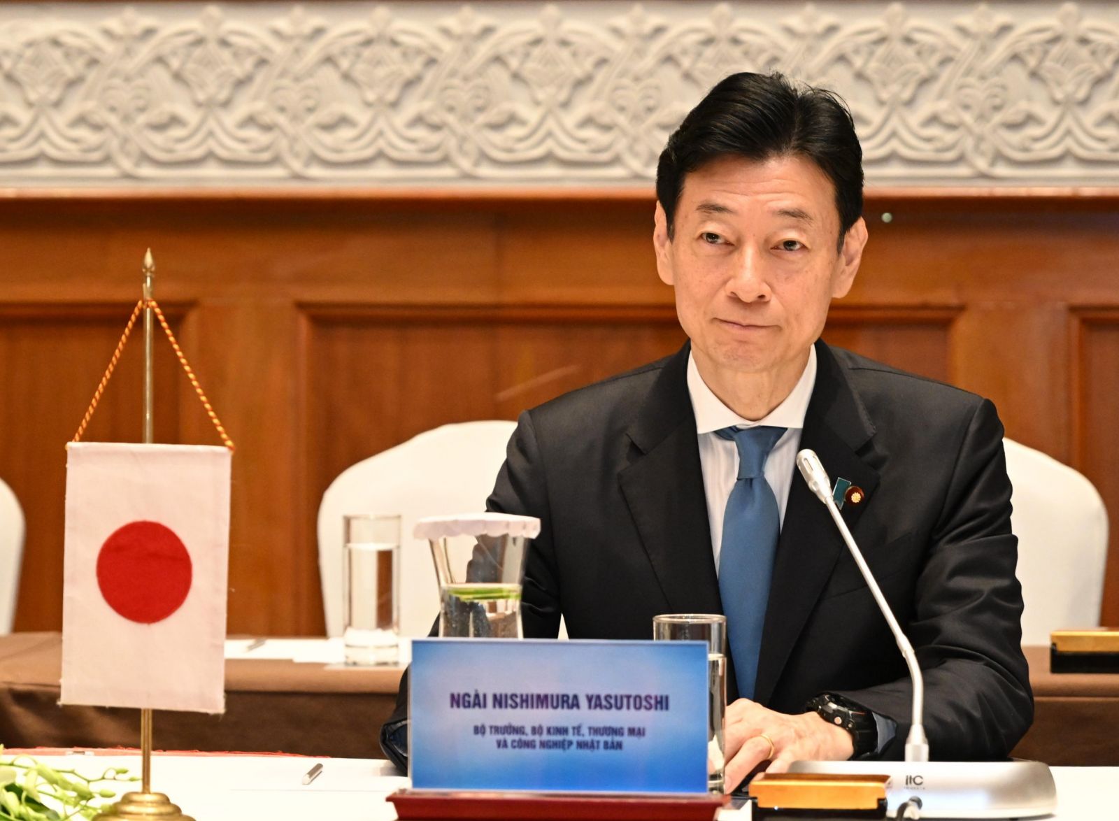 Bộ trưởng Nishimura Yasutoshi: 