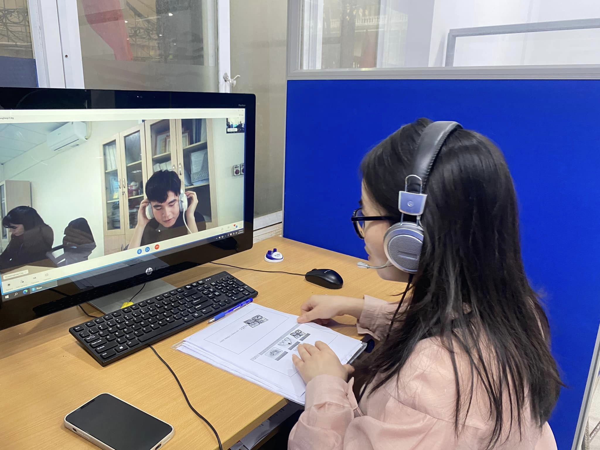 Doanh nghiệp tuyển lao động online. Ảnh - N.Dương.