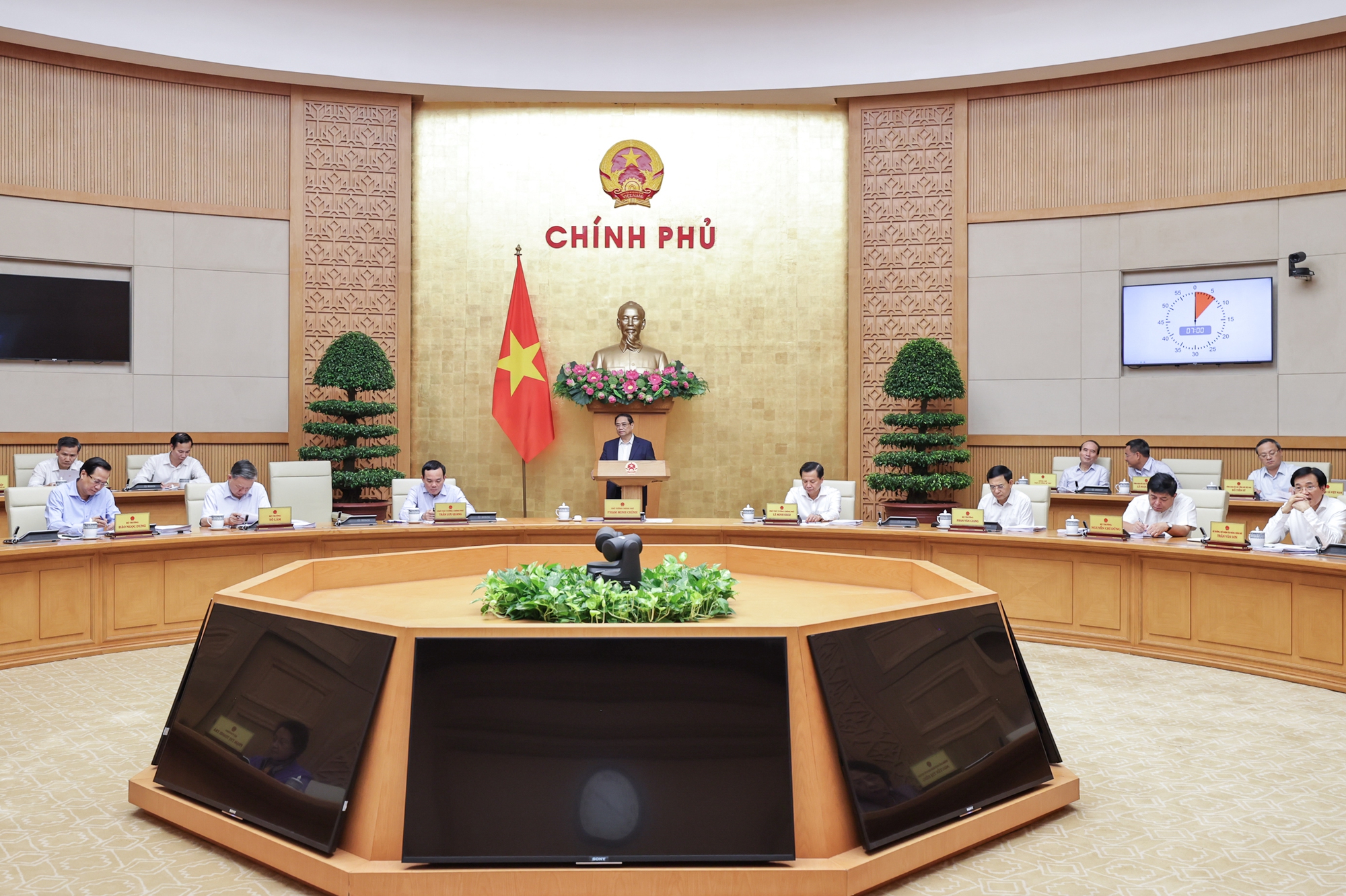 Thủ tướng yêu cầu tiếp tục ưu tiên thúc đẩy tăng trưởng, giữ vững ổn định kinh tế vĩ mô, kiểm soát lạm phát, bảo đảm các cân đối lớn. Ảnh: VGP.