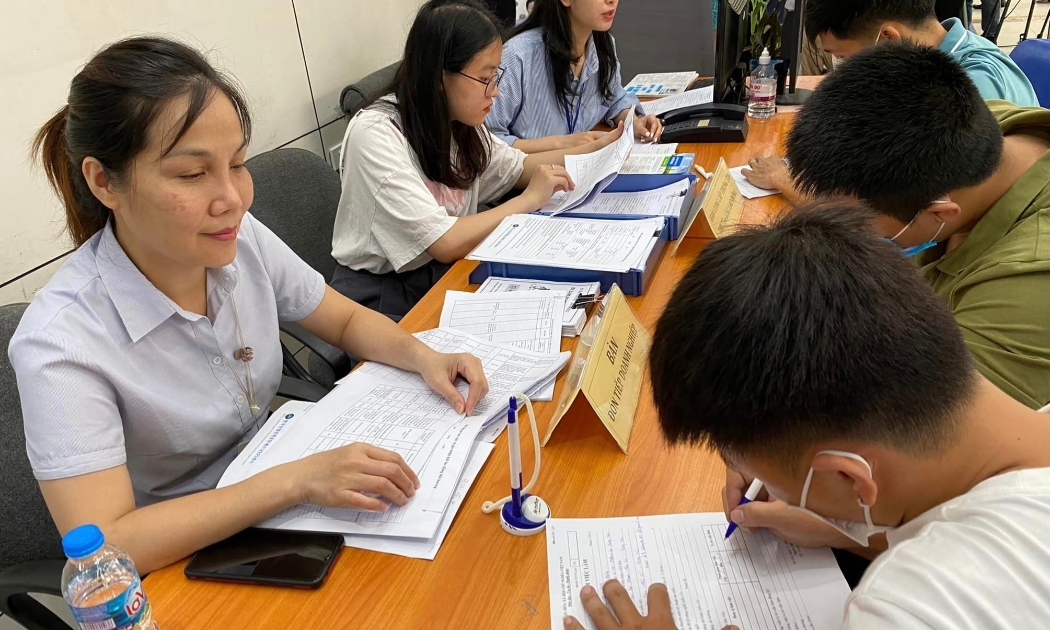 Lao động đăng ký tìm việc tại Trung tâm Dịch vụ việc làm Hà Nội. Ảnh - N.Dương. 