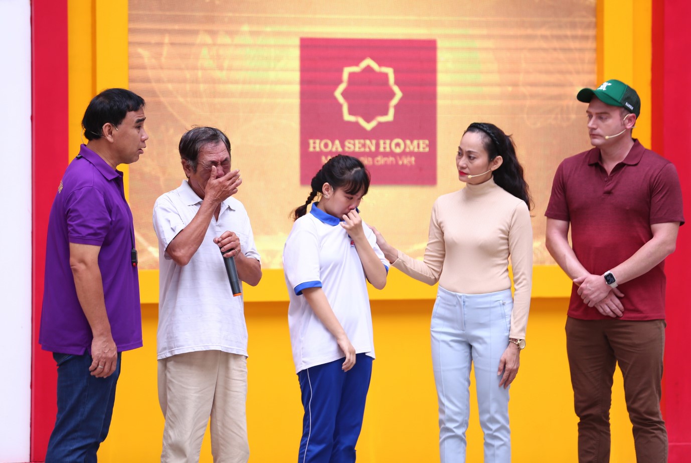 X&uacute;c động khi lắng nghe c&acirc;u chuyện của c&aacute;c nh&acirc;n vật c&oacute; ho&agrave;n cảnh kh&oacute; khăn đến với chương tr&igrave;nh.