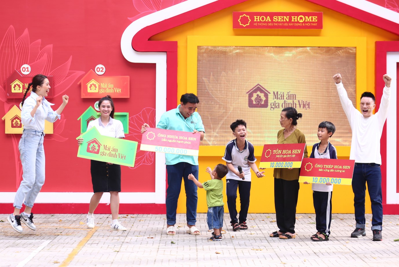 Vỡ òa cảm xúc trong những phần rút bảng logo.