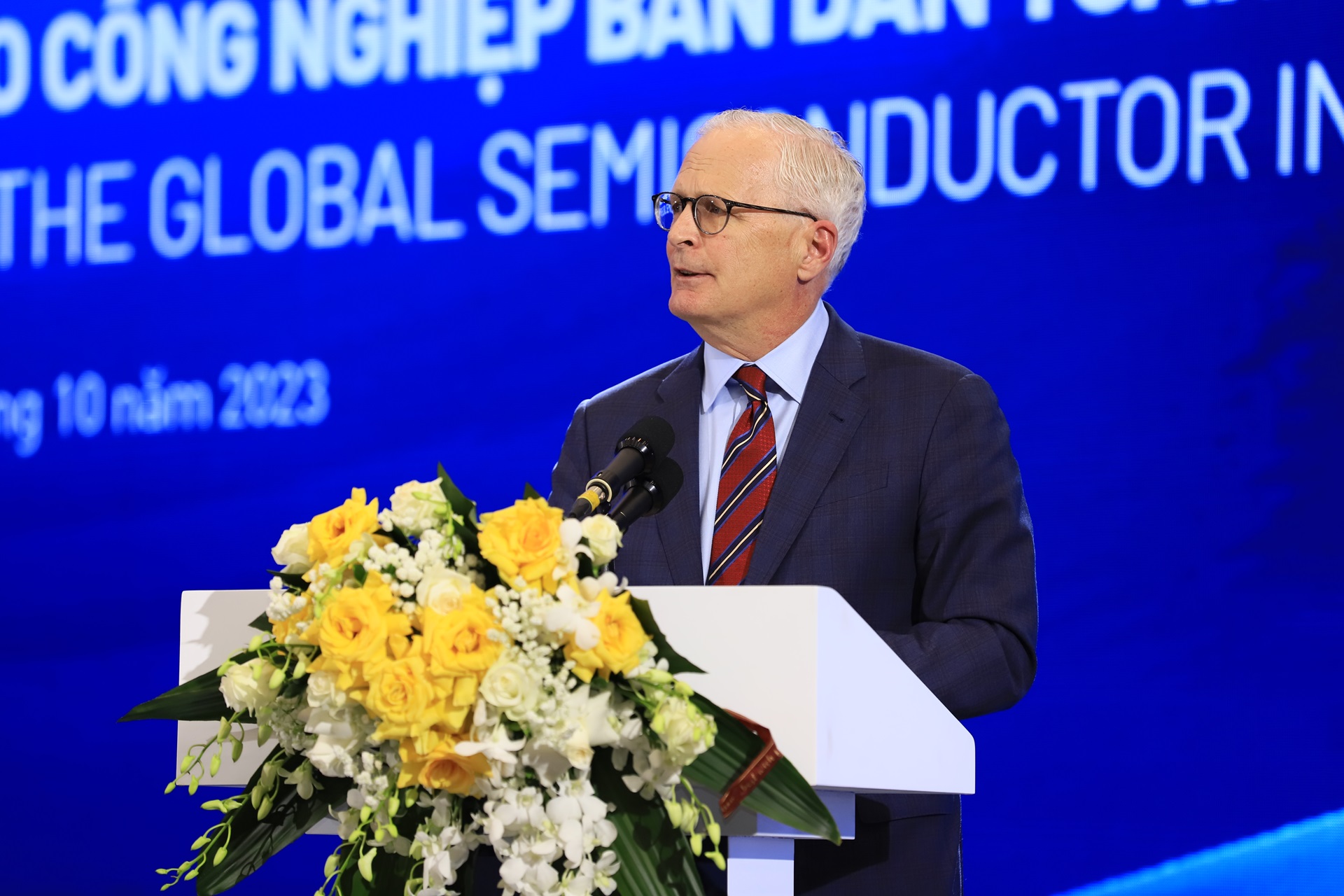 &Ocirc;ng John Neuffer, Chủ tịch Hiệp hội C&ocirc;ng nghiệp b&aacute;n dẫn Hoa Kỳ