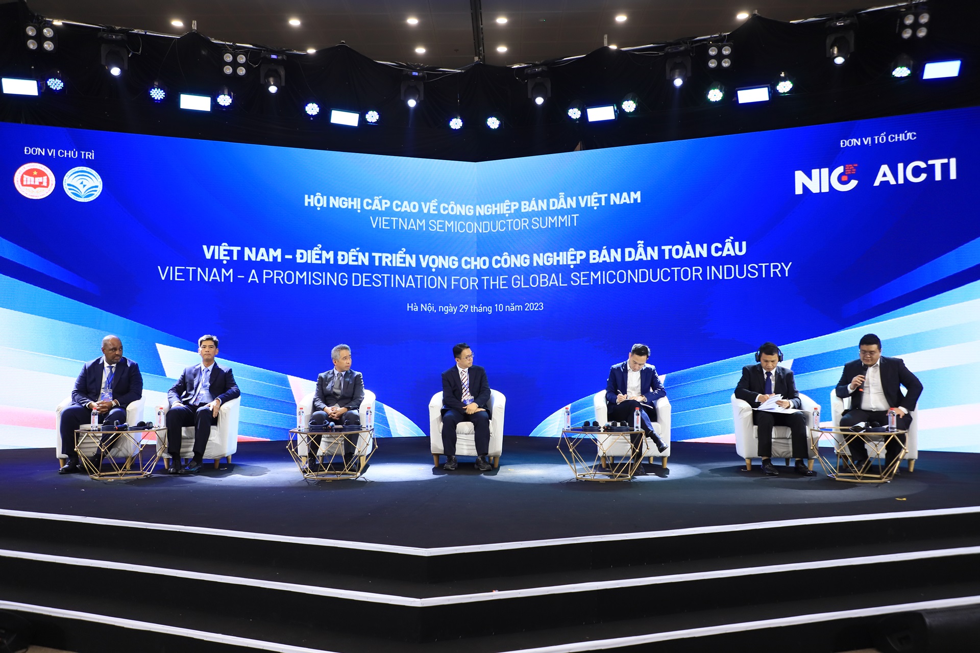 C&aacute;c chuy&ecirc;n gia trong phi&ecirc;n thảo luận tại Hội nghị&nbsp;cấp cao về c&ocirc;ng nghiệp b&aacute;n dẫn