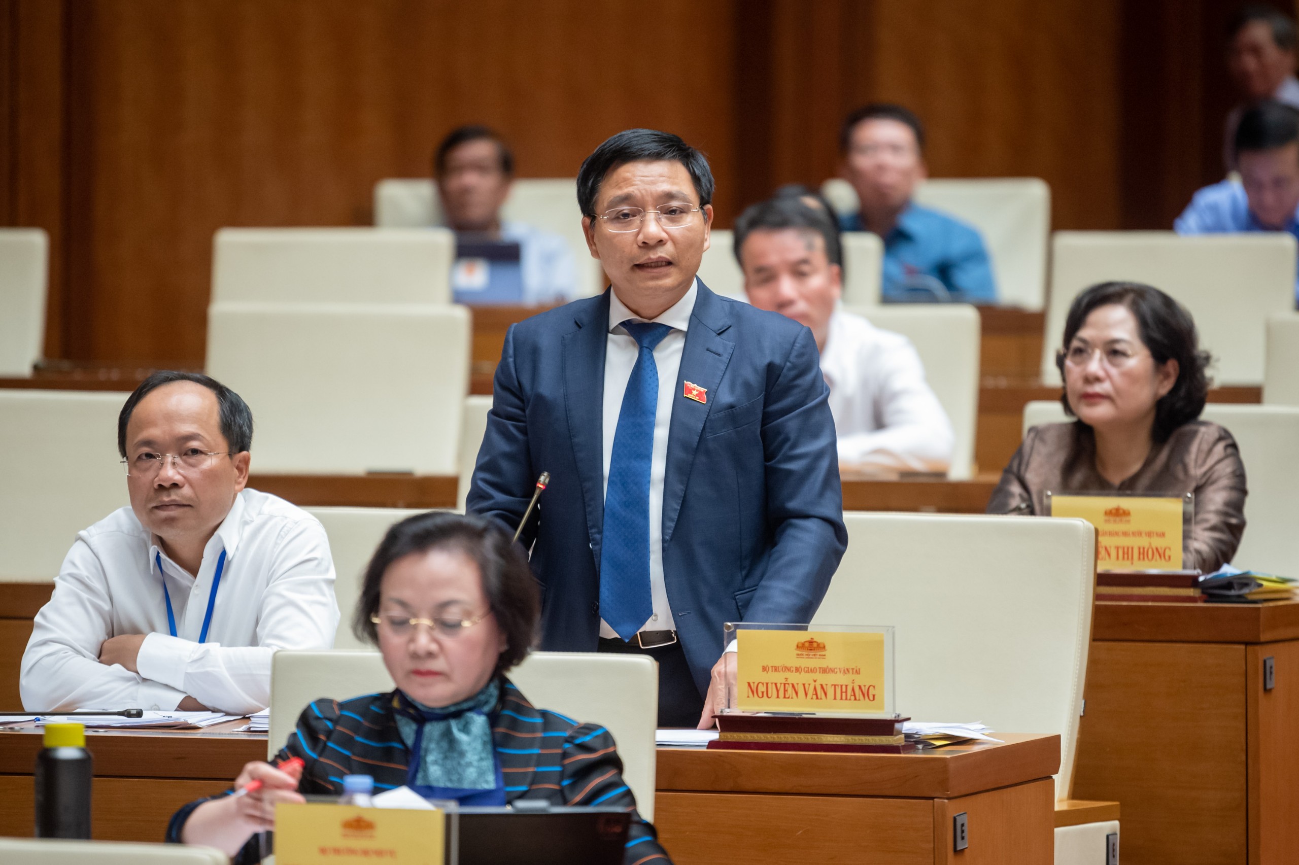 Bộ trưởng Bộ Giao thông vận tải cho biết trước mắt mở rộng hai tuyến đường chưa được đầu tư hoàn chỉnh, đó là đoạn Cao Bồ - Mai Sơn và La Sơn - Hoà Liên - Ảnh: Quochoi.vn.