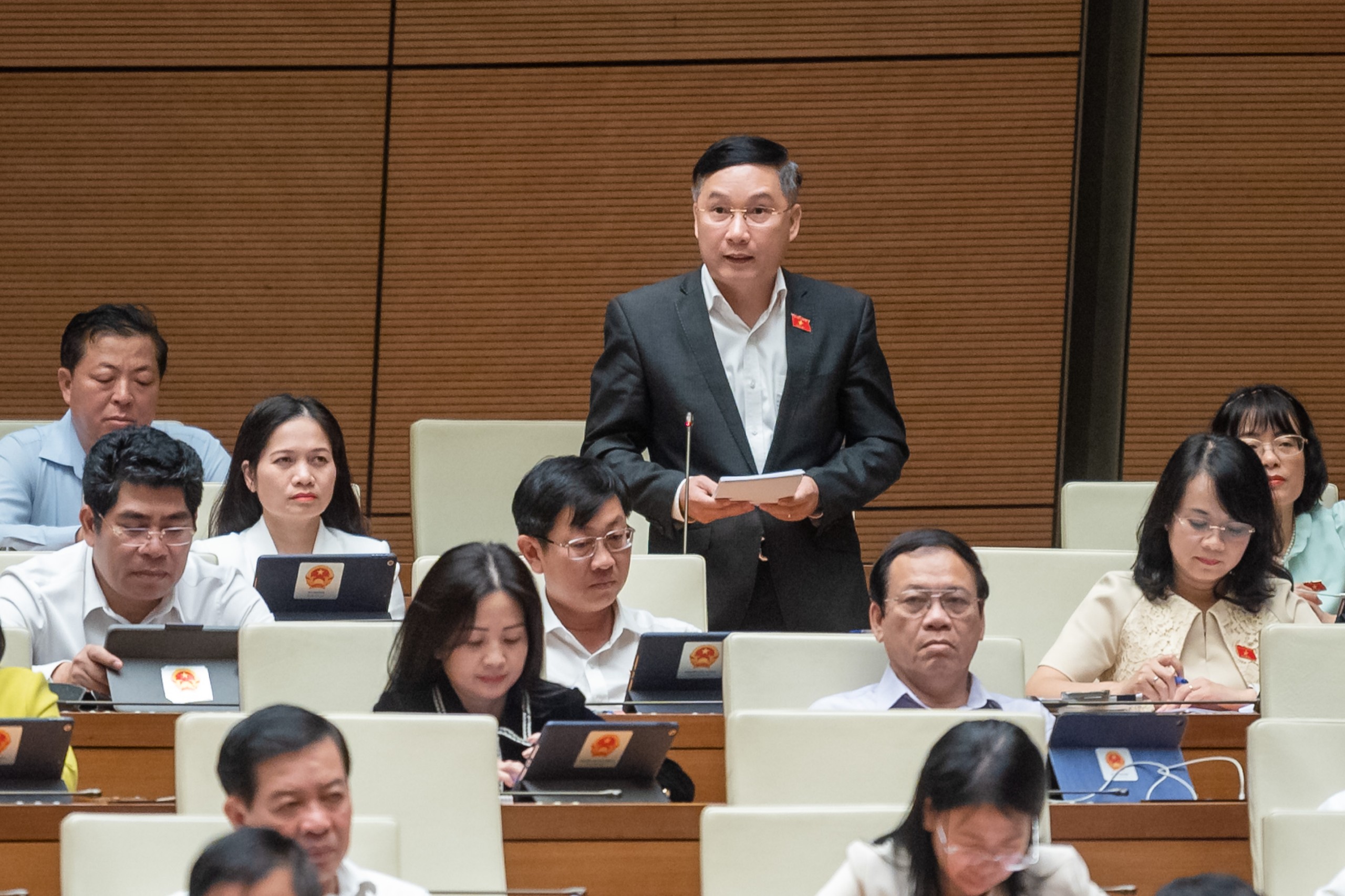 Đại biểu L&ecirc; Ho&agrave;ng Anh, Đo&agrave;n Đại biểu Quốc hội tỉnh Gia Lai, truy tr&aacute;ch nhiệm tr&igrave;nh dự &aacute;n đầu tư kh&ocirc;ng ch&iacute;nh x&aacute;c, g&acirc;y tăng tổng mức đầu tư dự &aacute;n.