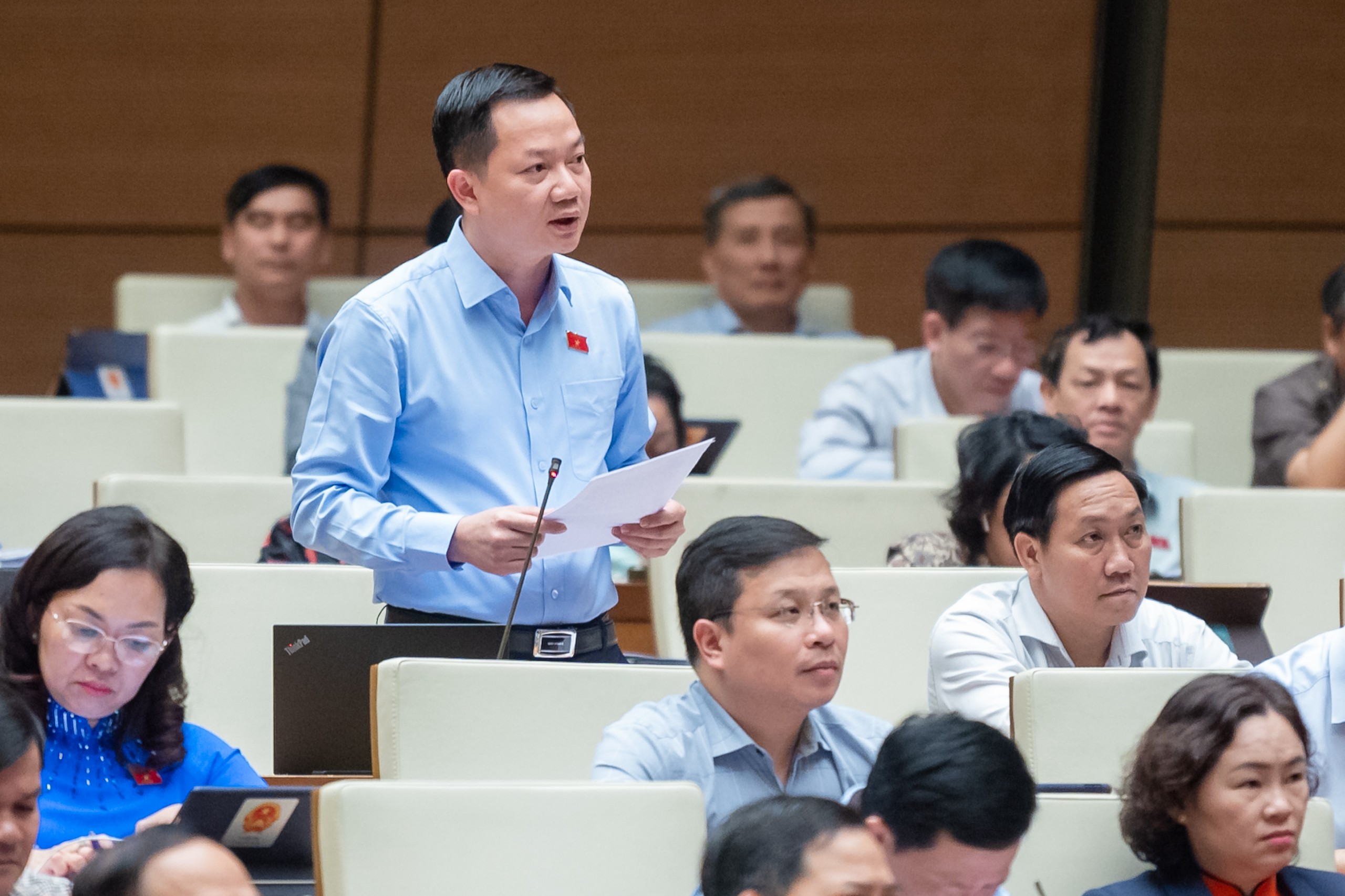 Đại biểu Trịnh Xuân An đề nghị Bộ trưởng Nguyễn Văn Thắng nêu rõ thời gian cụ thể giải quyết dứt điểm những vướng mắc về trạm thu phí dự án BOT.