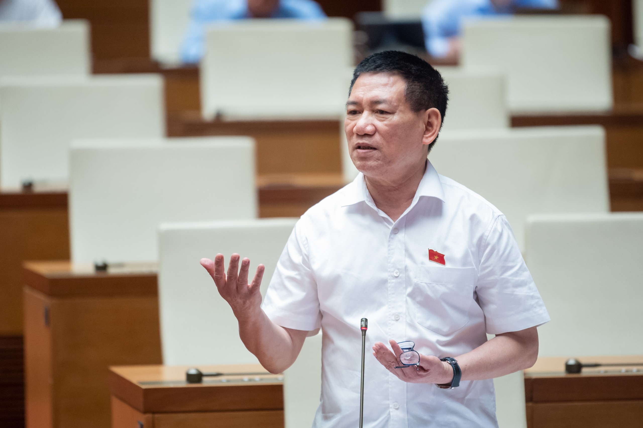 Bộ trưởng Bộ Tài chính Hồ Đức Phớc đưa ra nhiều dẫn chứng cho thấy Luật Kinh doanh Bảo hiểm và Luật Giao thông đường bộ đã bảo vệ người lái xe máy.