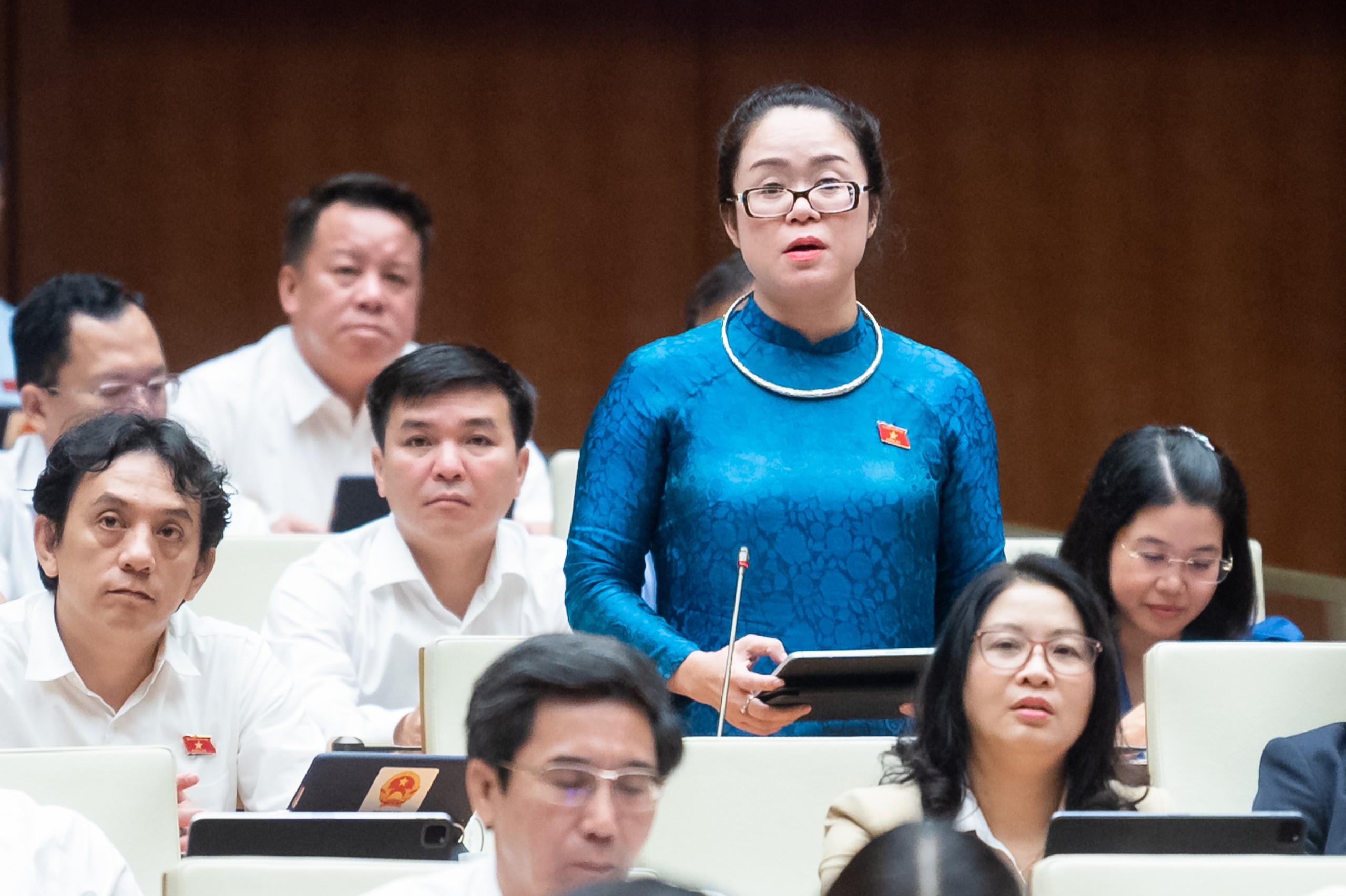 Đại biểu Dương Minh &Aacute;nh,&nbsp;Đo&agrave;n Đại biểu Quốc hội TP. H&agrave; Nội ,đề nghị Bộ trưởng l&agrave;m r&otilde; giải ph&aacute;p khắc phục t&igrave;nh trạng chậm ban h&agrave;nh c&aacute;c văn bản li&ecirc;n quan đến quản l&yacute; t&agrave;i sản c&ocirc;ng.