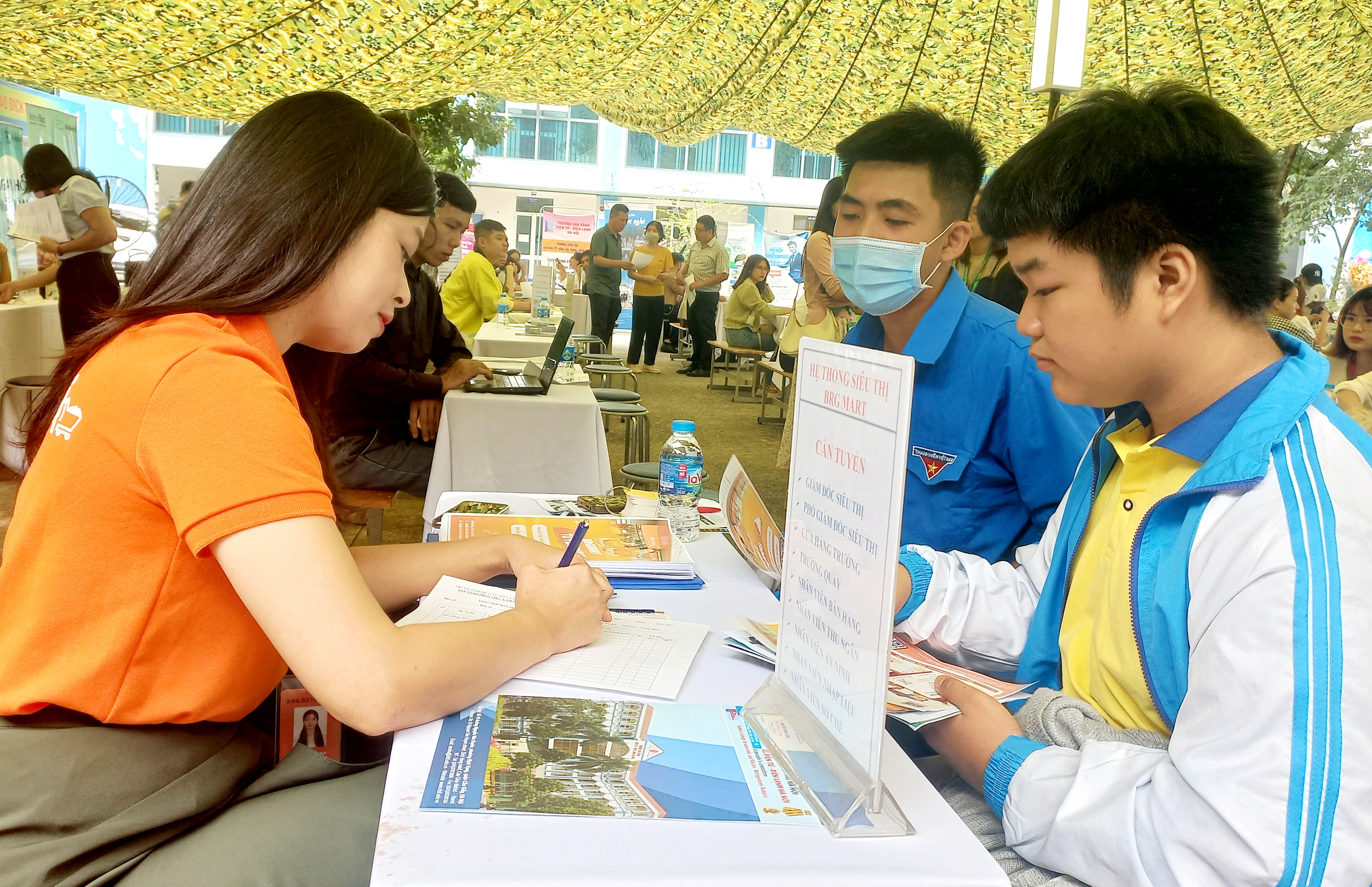 Chị Nguyễn Thị Nga, chuy&ecirc;n vi&ecirc;n nh&acirc;n sự Hệ thống Si&ecirc;u thị BRG Mart trao đổi với c&aacute;c ứng vi&ecirc;n. Ảnh - N.Dương.