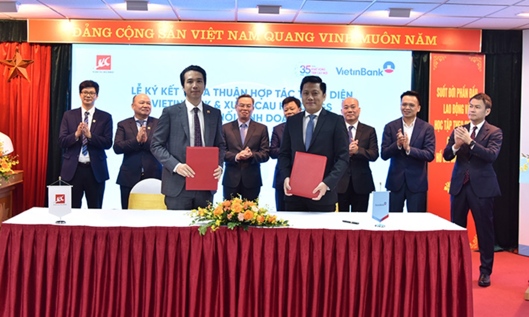 2.	Đại diện VietinBank và Xuân Cầu Holdings ký kết hợp tác toàn diện.