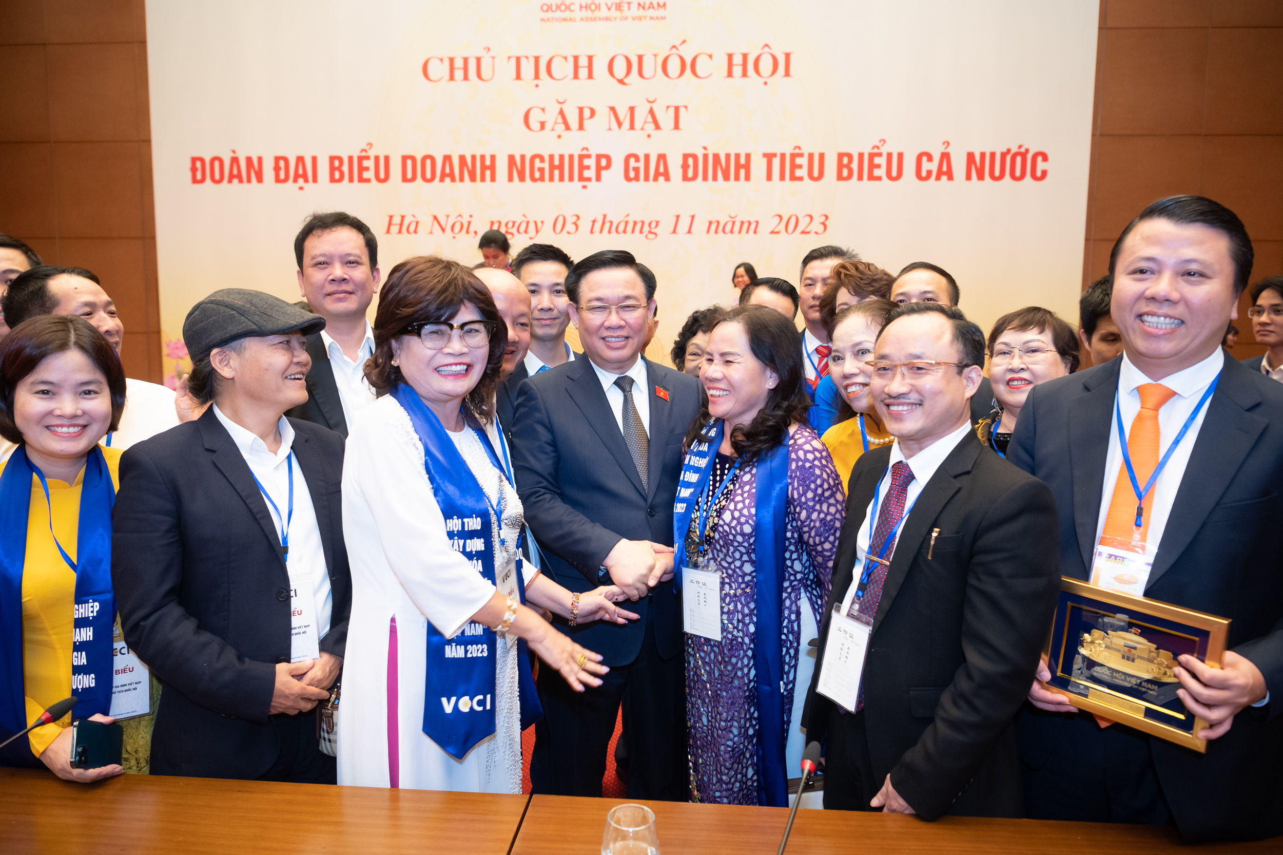 Chiều tối 3/11 tại Nhà Quốc hội, Ủy viên Bộ Chính trị, Chủ tịch Quốc hội Vương Đình Huệ đã gặp mặt Đoàn đại biểu doanh nghiệp gia đình tiêu biểu cả nước.