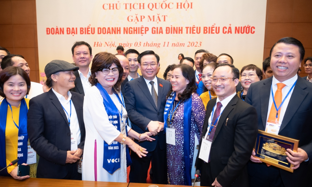 Chiều tối 3/11 tại Nhà Quốc hội, Ủy viên Bộ Chính trị, Chủ tịch Quốc hội Vương Đình Huệ đã gặp mặt Đoàn đại biểu doanh nghiệp gia đình tiêu biểu cả nước.
