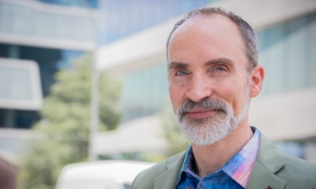 Ông David Rogers được biết đến là chuyên gia và nhà tư vấn hàng đầu thế giới về chuyển đổi kỹ thuật số và là tác giả của nhiều cuốn sách bán chạy nhất trong lĩnh vực này