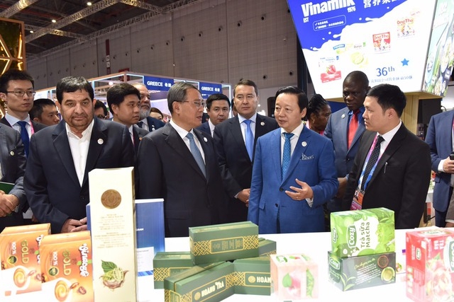Vietnamese delegation attends China International Import Expo