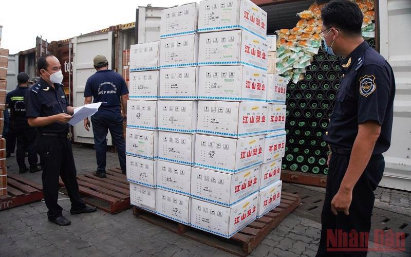 Vận chuyển trái phép pháo nổ, các mặt hàng thiết yếu có chiều hướng gia tăng. 