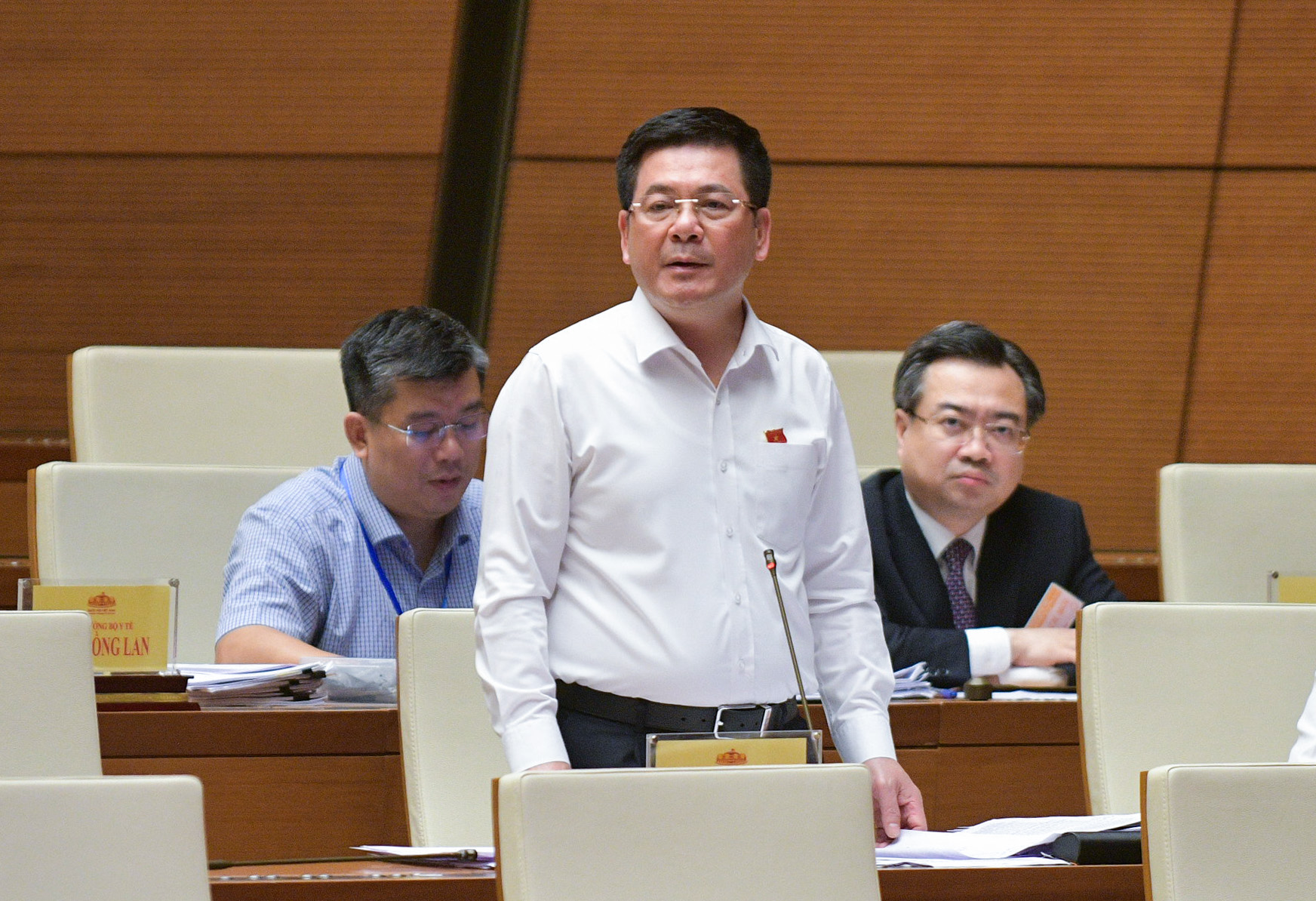 Bộ trưởng Bộ Công thương Nguyễn Hồng Diên trả lời chất vấn chiều 6/11. Ảnh - Quochoi.vn.