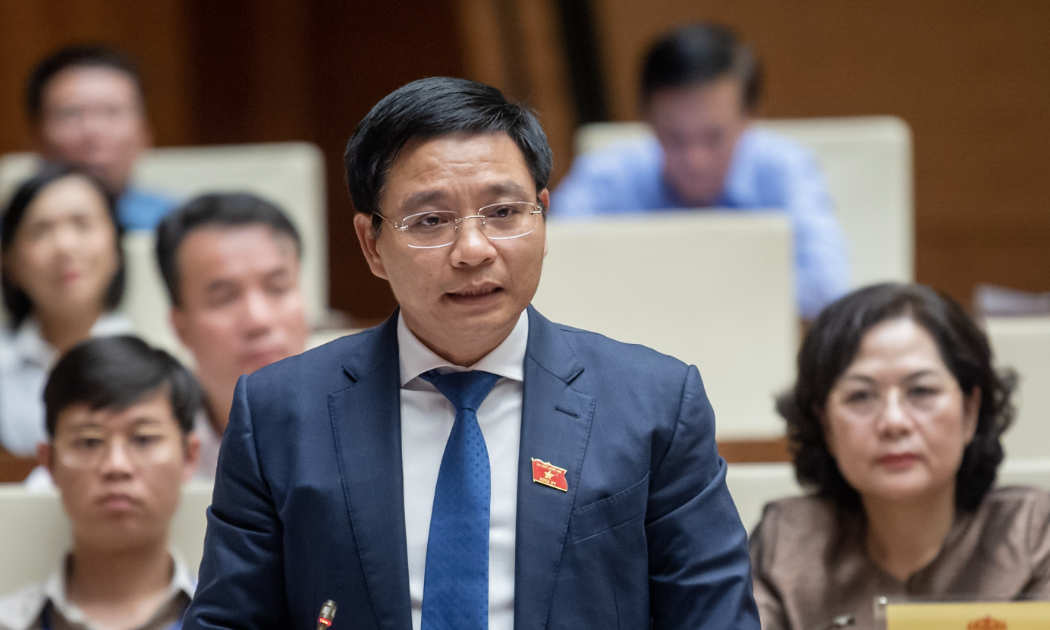Bộ trưởng Bộ Giao thông vận tải Nguyễn Văn Thắng trả lời chất vấn chiều 6/11.