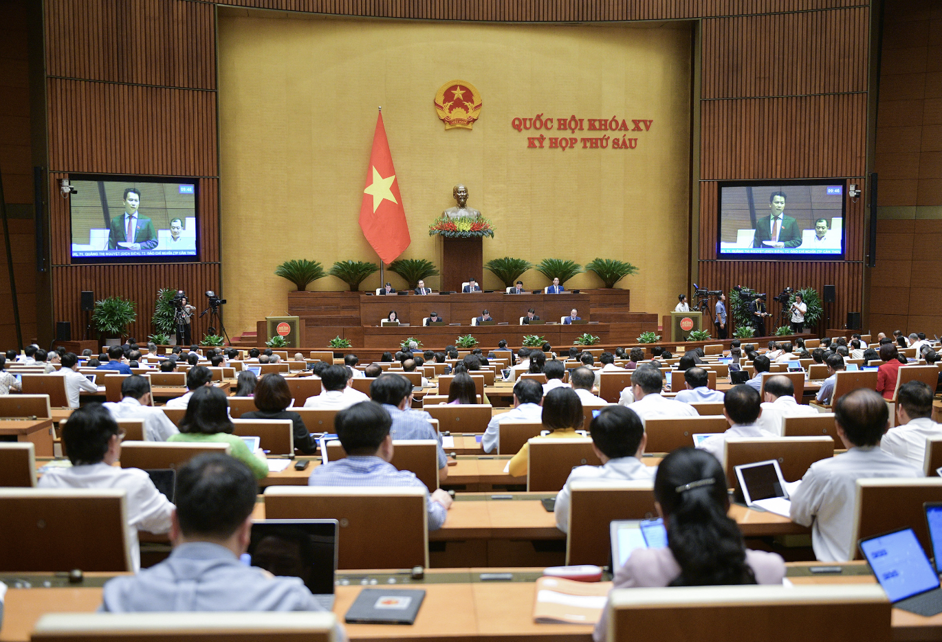 Chiều 06/11, tại Nh&agrave; Quốc hội, dưới sự chủ tr&igrave; v&agrave; điều h&agrave;nh của Chủ tịch Quốc hội Vương Đ&igrave;nh Huệ, Quốc hội tiếp tục tiến h&agrave;nh Phi&ecirc;n chất vấn v&agrave; trả lời chất vấn.