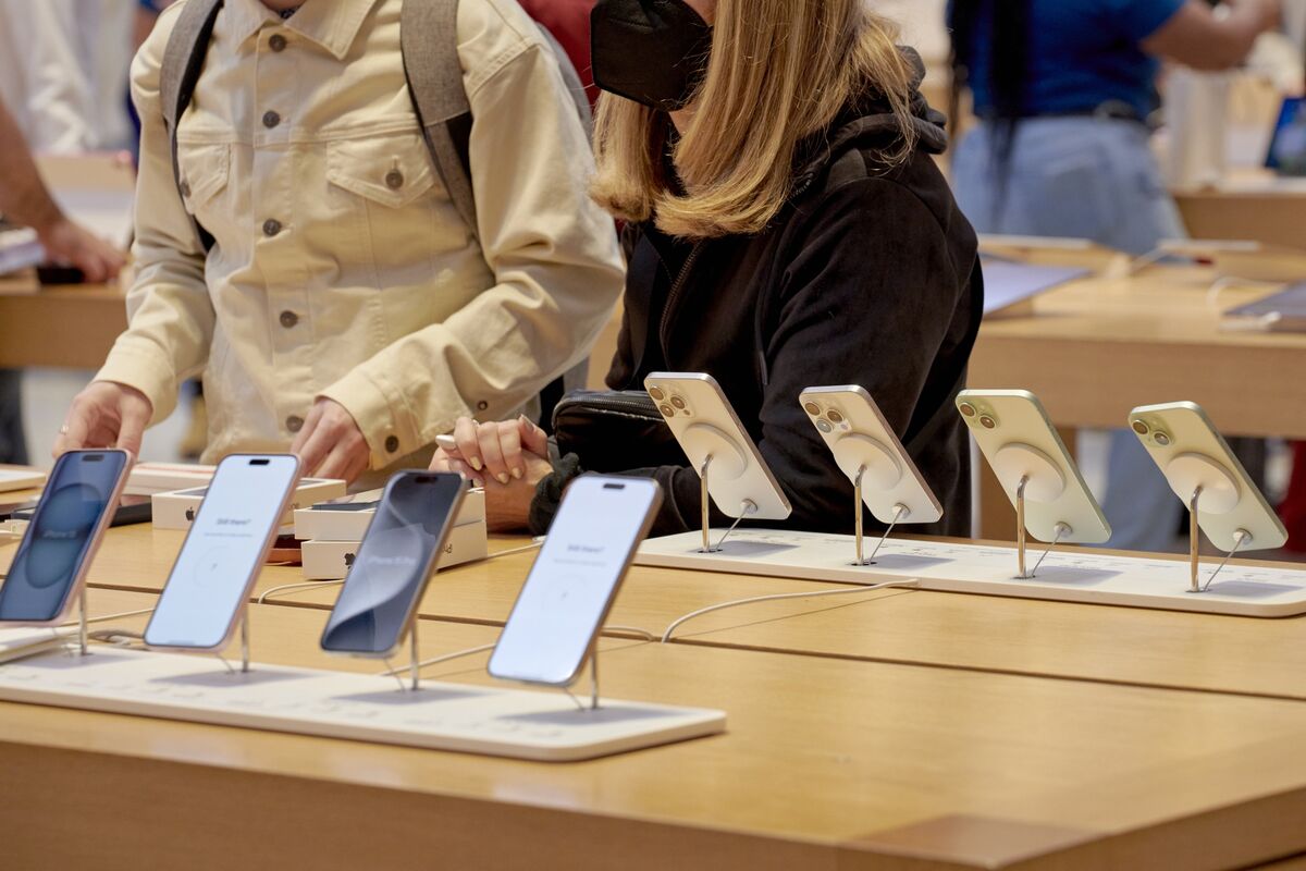 Điện thoại th&ocirc;ng minh Apple iPhone 15 được b&aacute;n tại cửa h&agrave;ng Fifth Avenue tại New York. Ảnh: Bloomberg